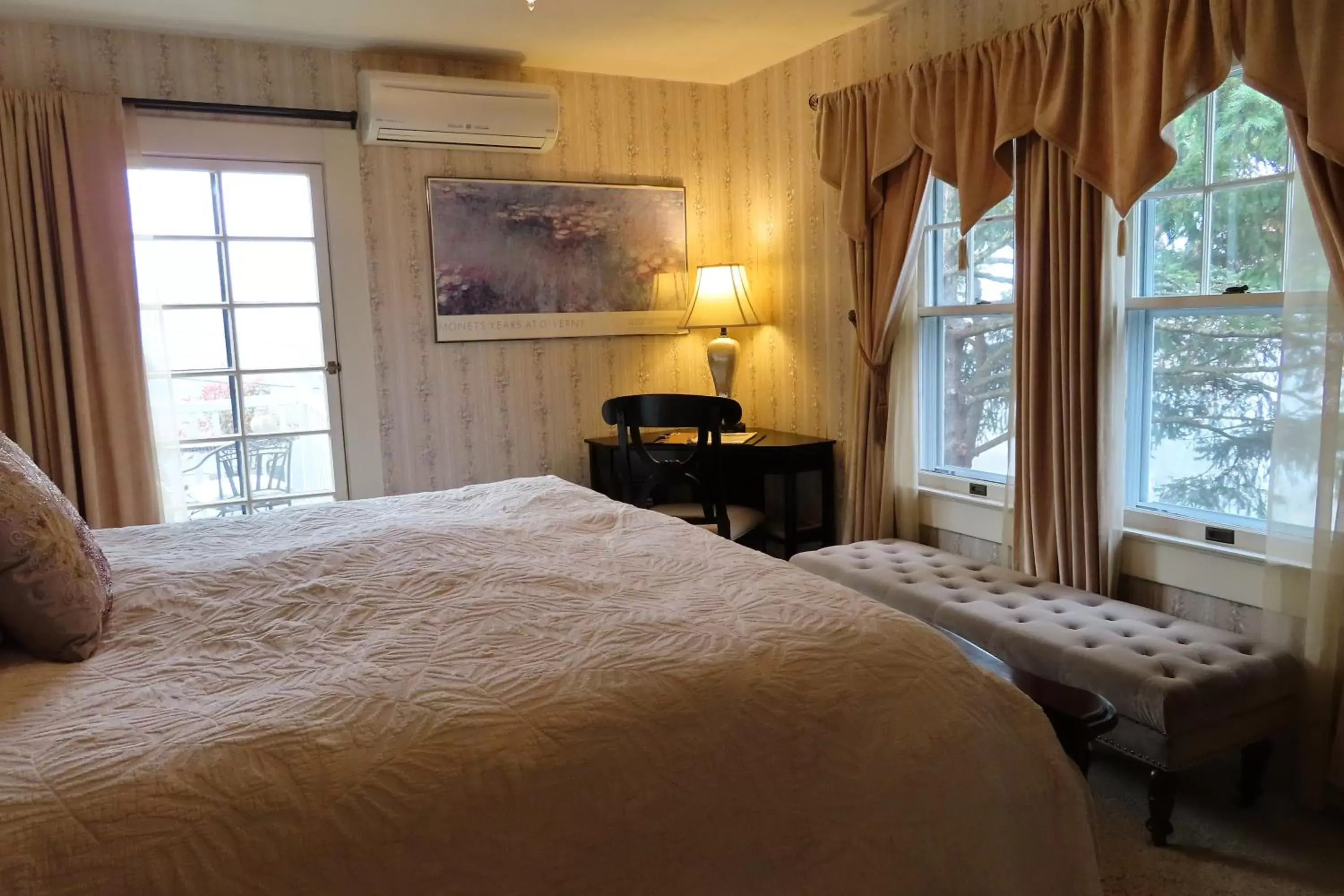 Bedroom, Bed in Terraluna Inn