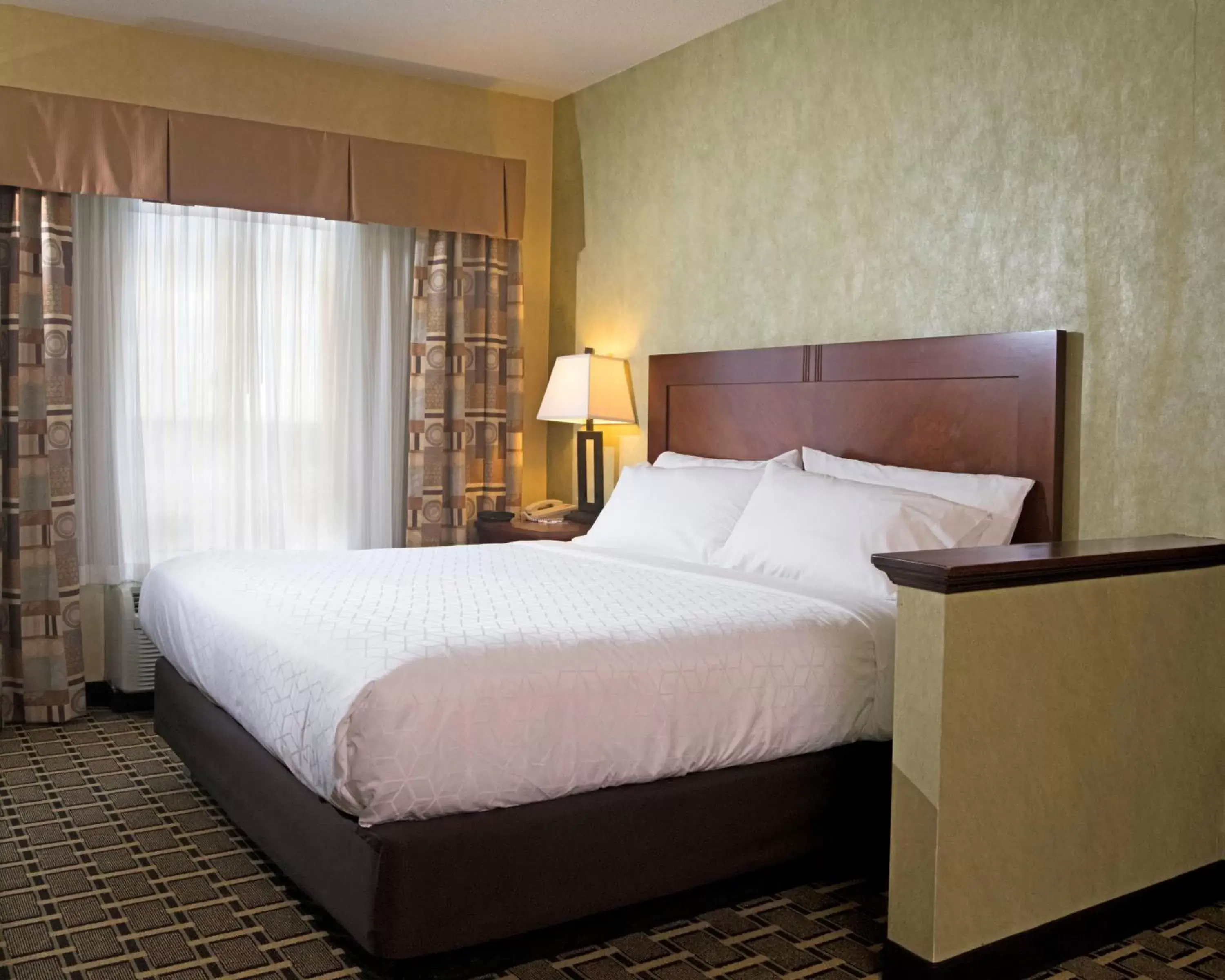Photo of the whole room, Bed in Holiday Inn Express Hotel & Suites Youngstown North-Warren/Niles, an IHG Hotel