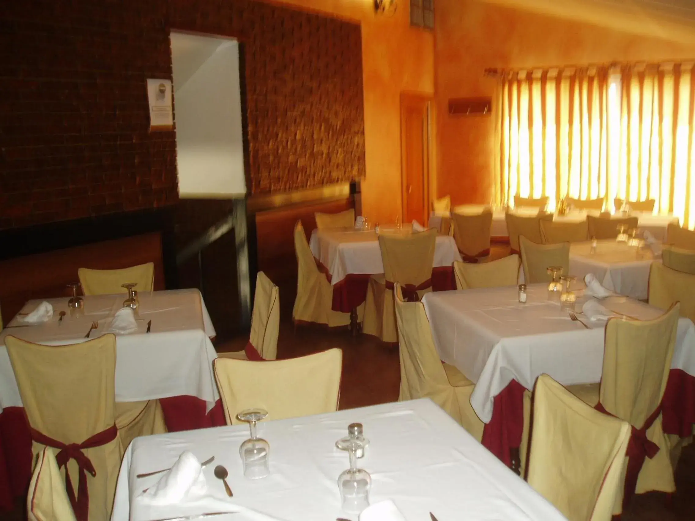 Restaurant/Places to Eat in Hotel Manzanares