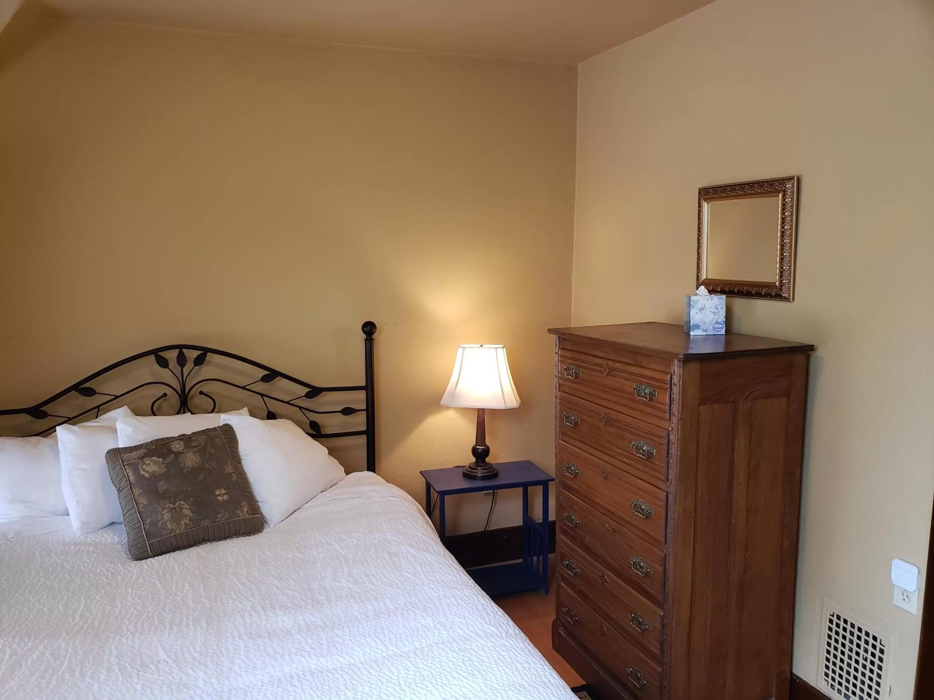 Bed in Greenbriar Inn