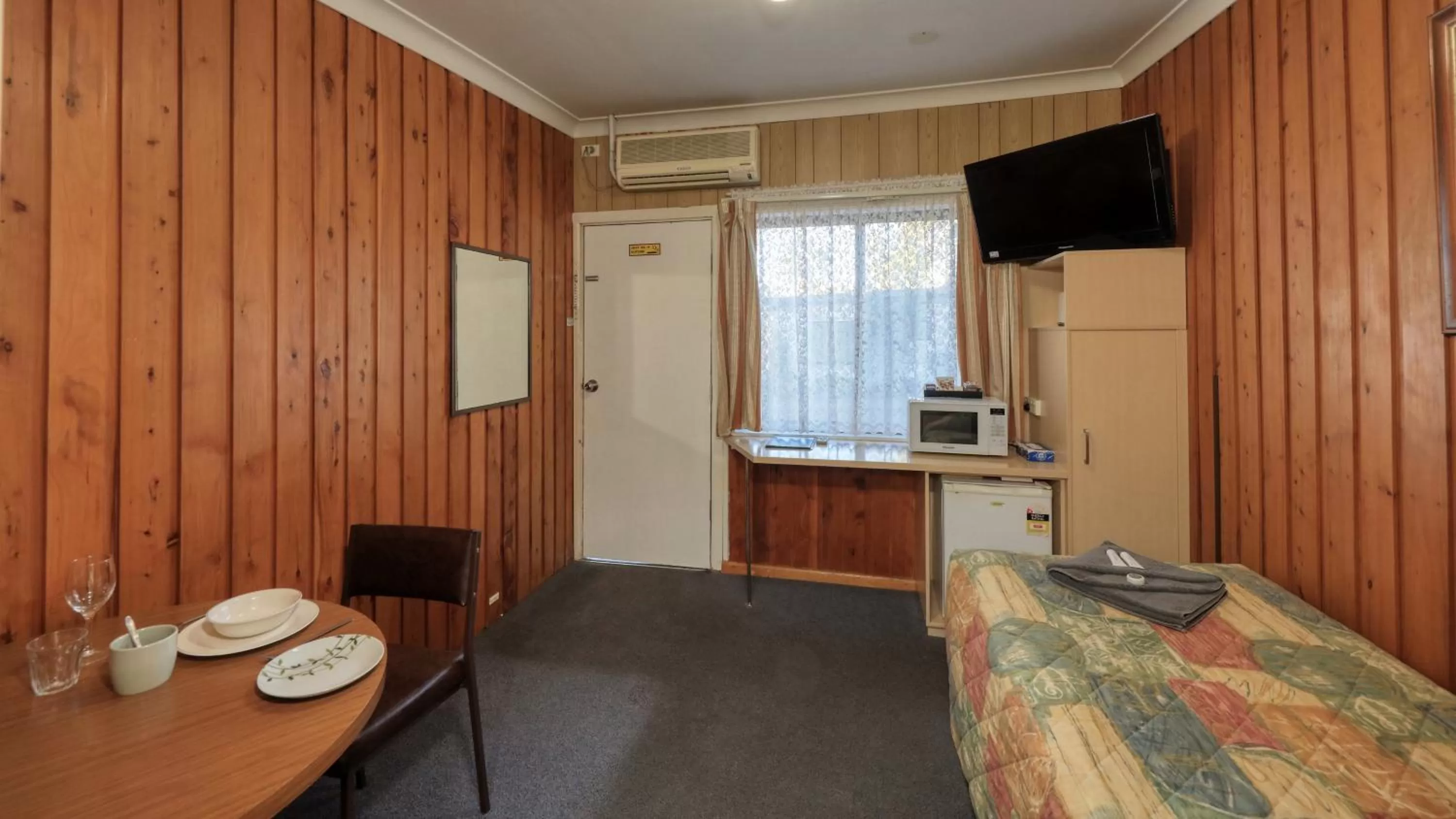 Bed in Darling River Motel
