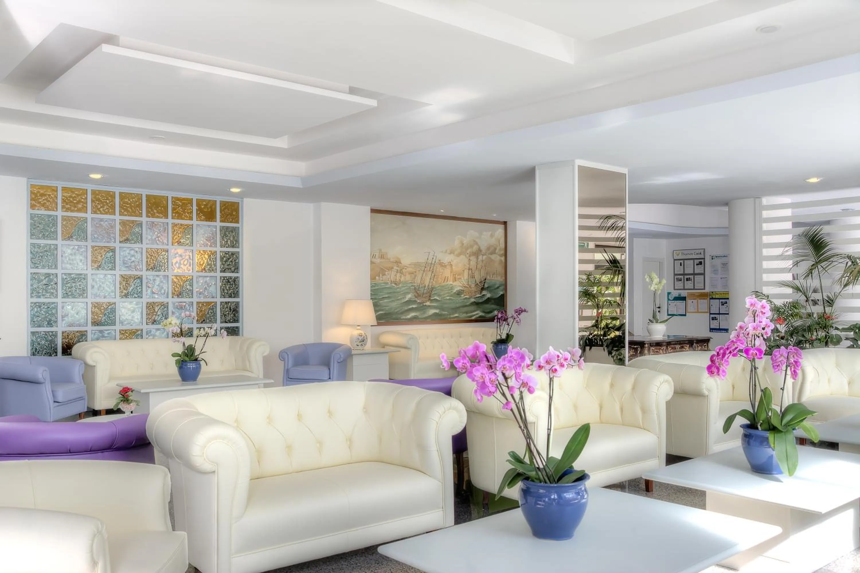 Communal lounge/ TV room in Hotel Caravel