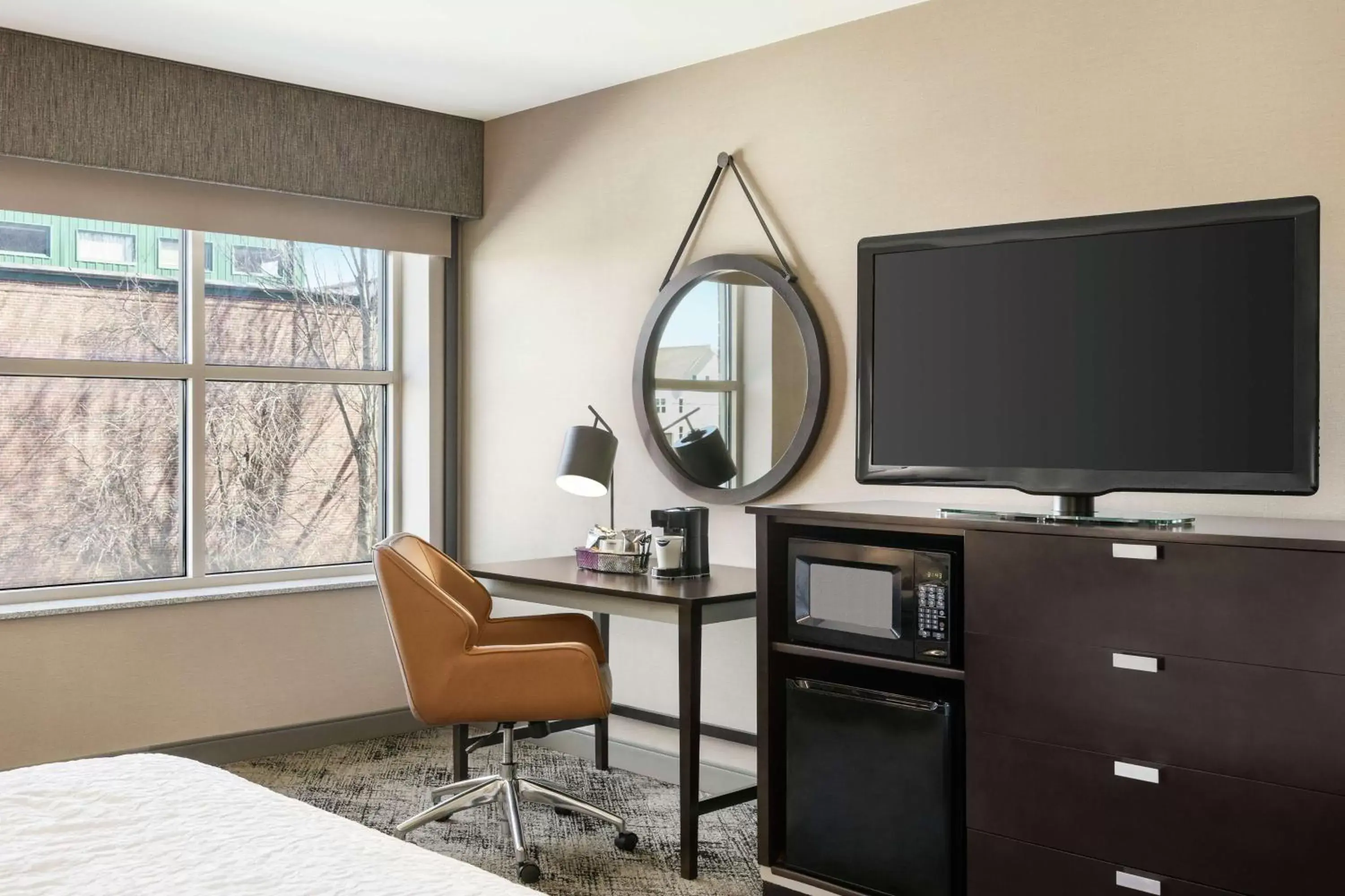 Bedroom, TV/Entertainment Center in Hampton Inn Portland Downtown Waterfront