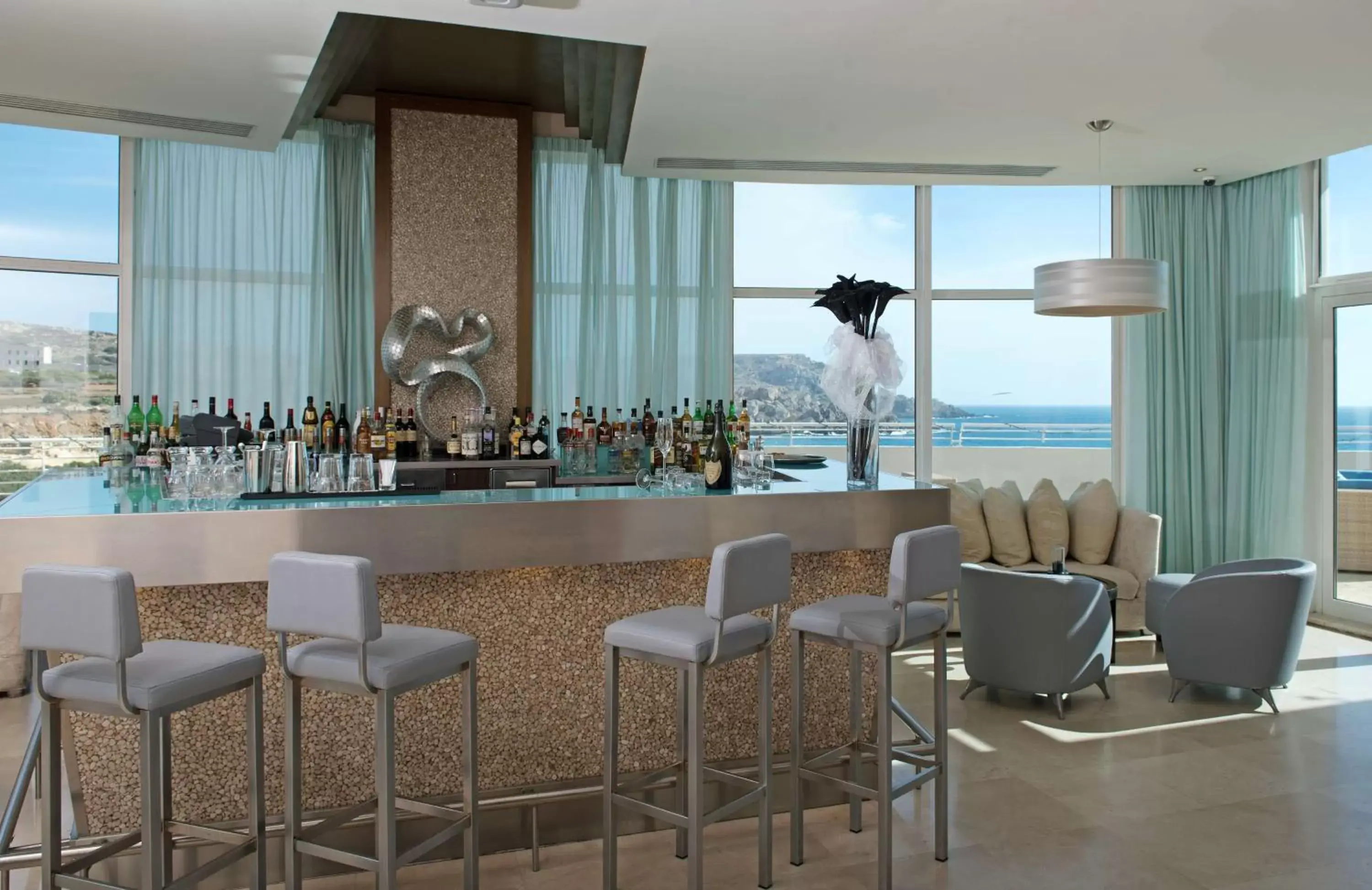 Lounge or bar in Radisson Blu Resort & Spa, Malta Golden Sands