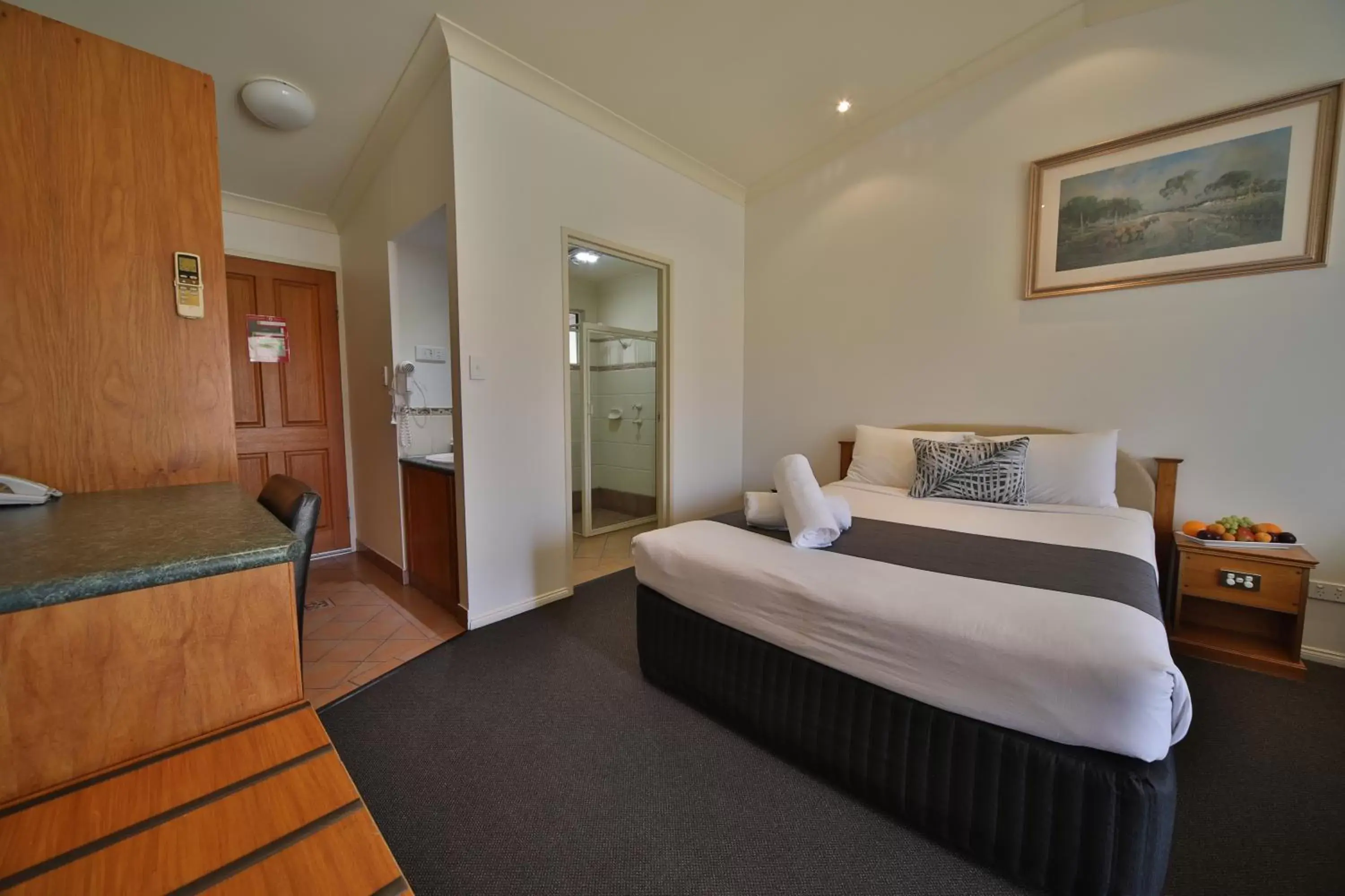 Bathroom, Bed in Emerald Explorers Inn