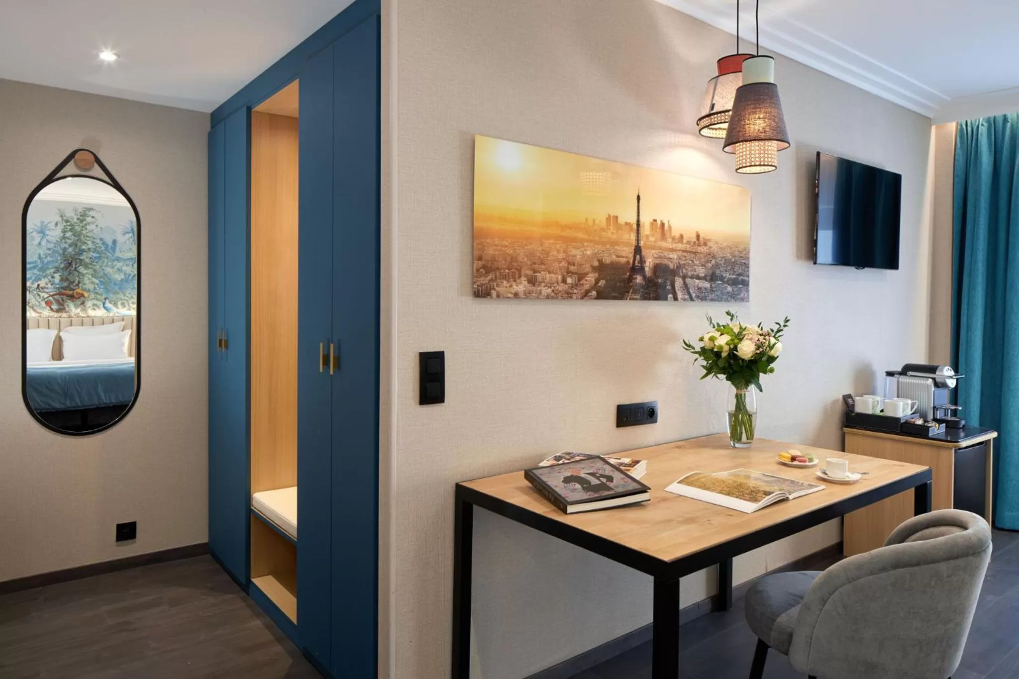 TV and multimedia in Hôtel Tourisme Avenue