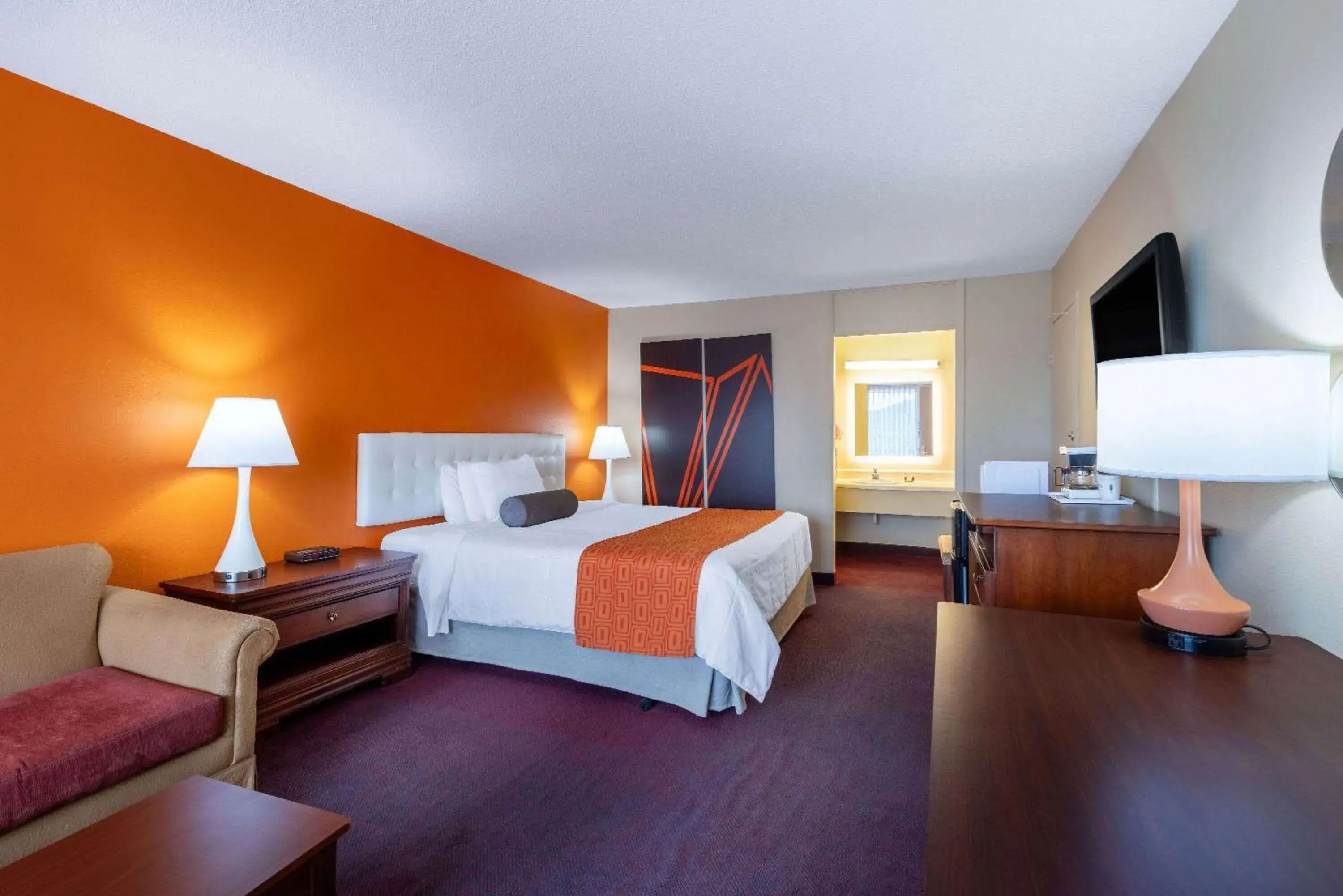 Photo of the whole room, Bed in Howard Johnson by Wyndham Salem Hotel & Conference Center