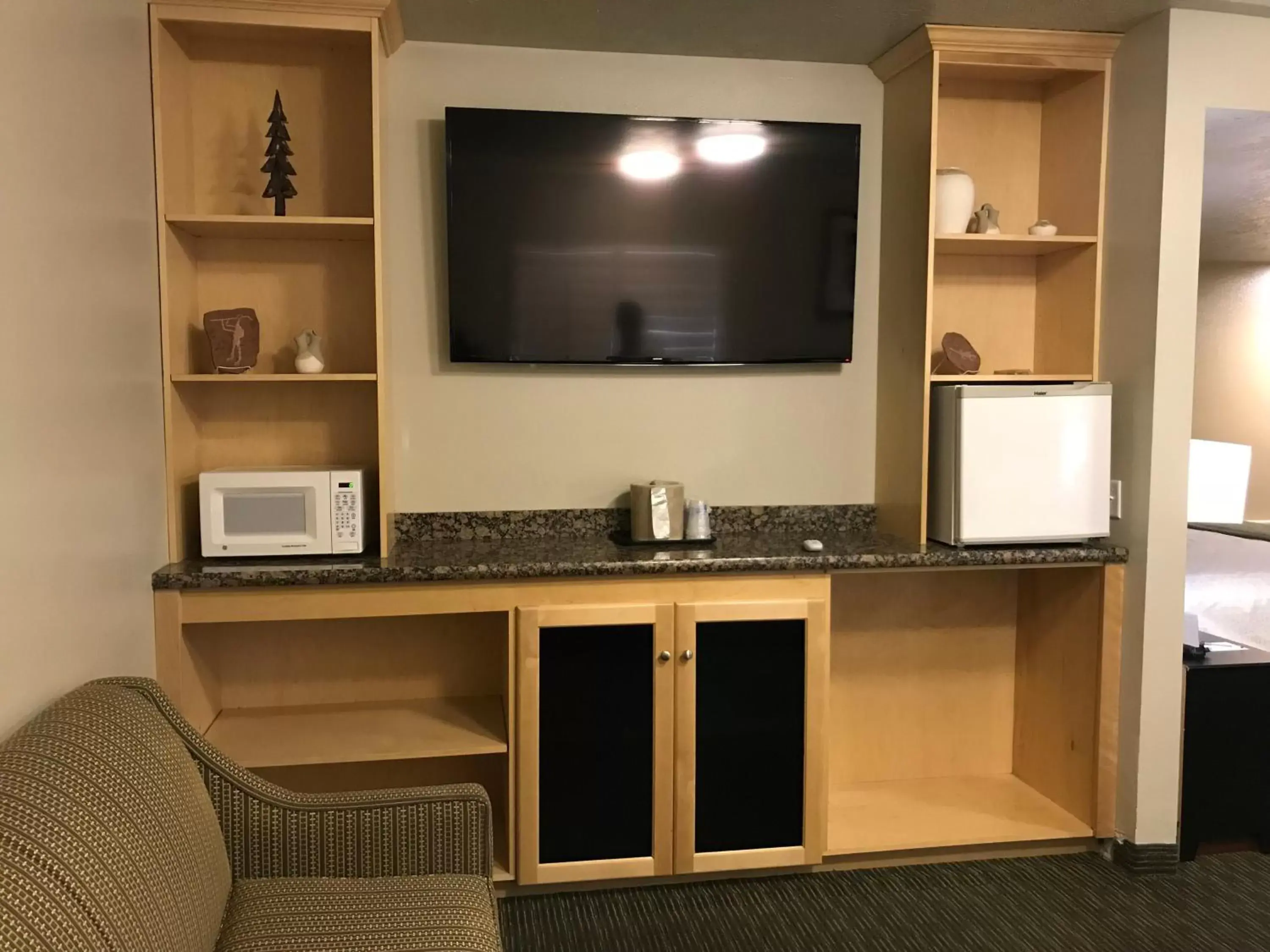 TV/Entertainment Center in Dinosaur Inn & Suites