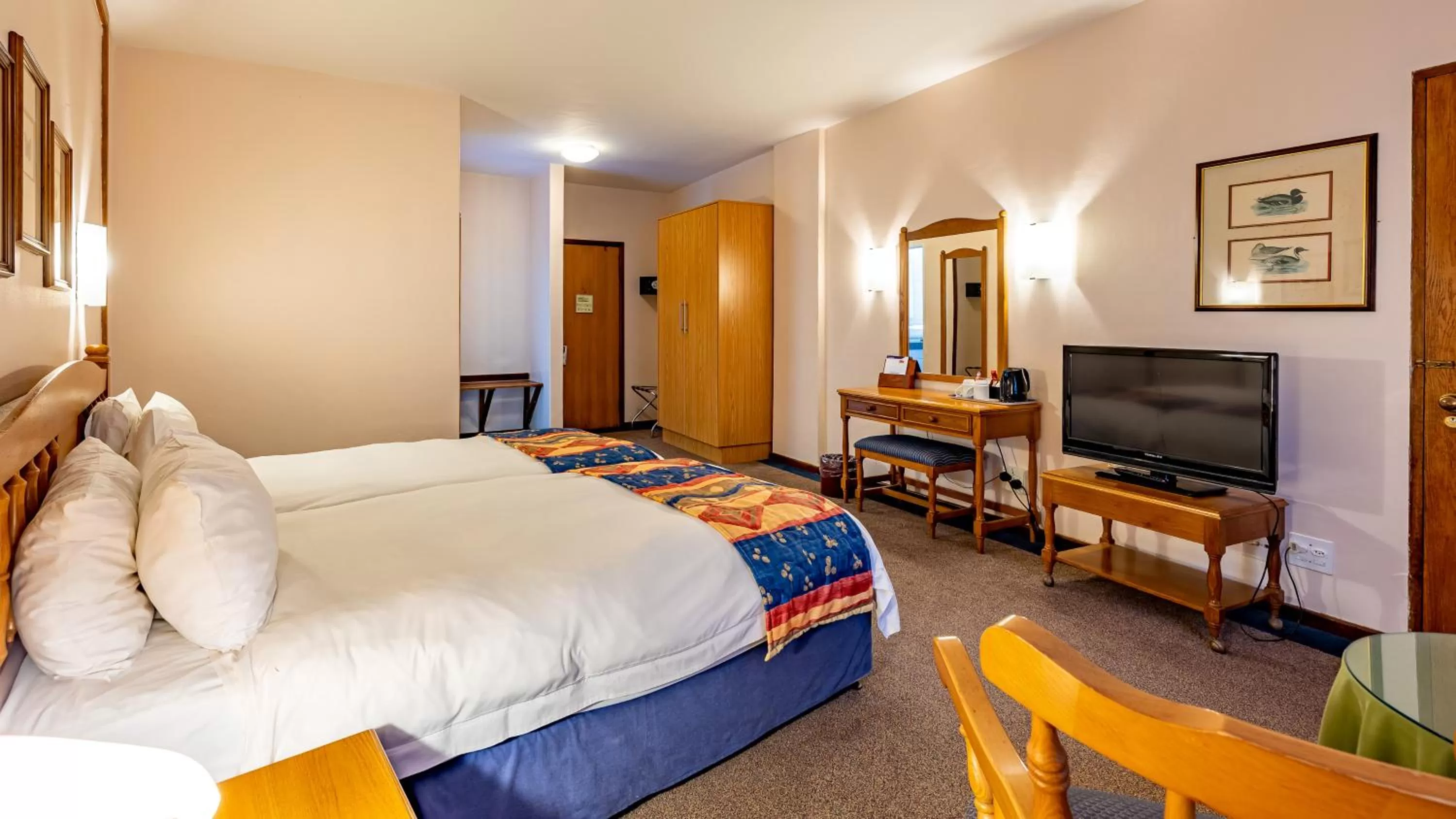 Bed in African Sky Hotels - Pine Lake Inn