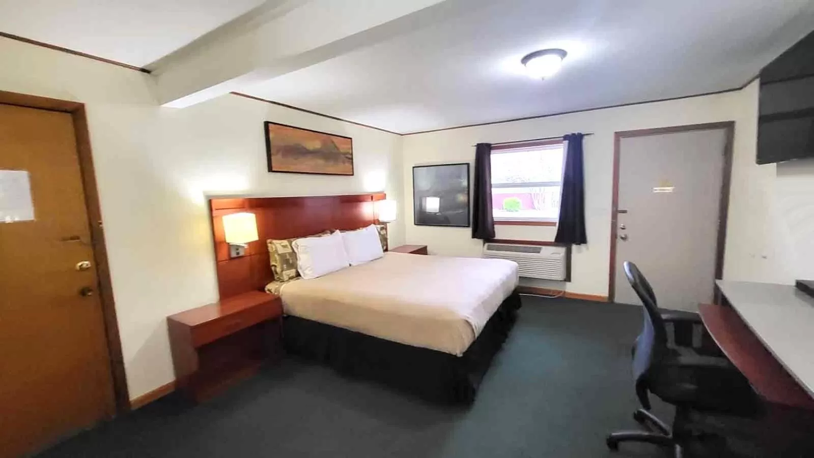 Standard King Room in Hunter's Friend Resort near Silver Dollar City