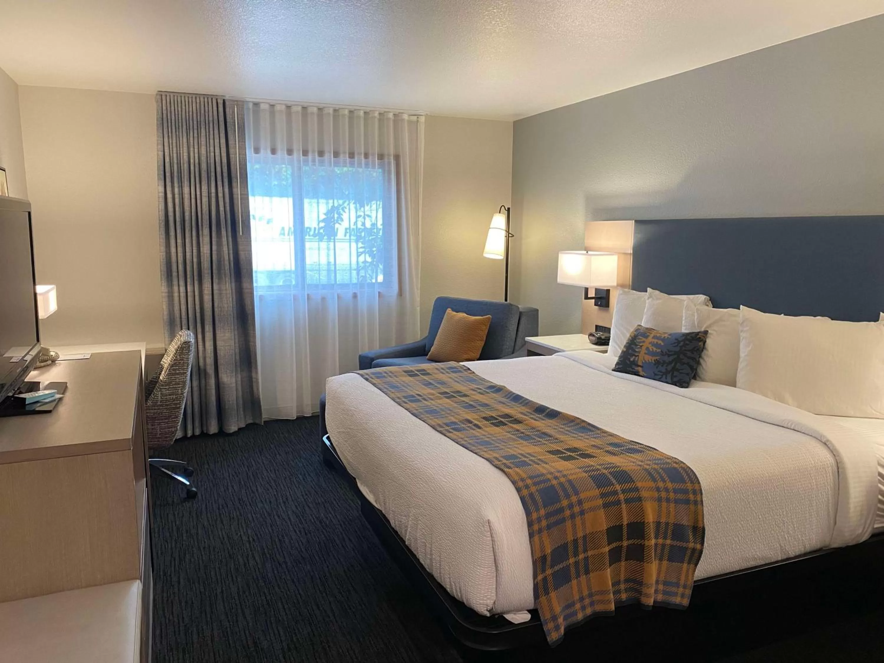 Bedroom in Best Western Lake Lucille Inn