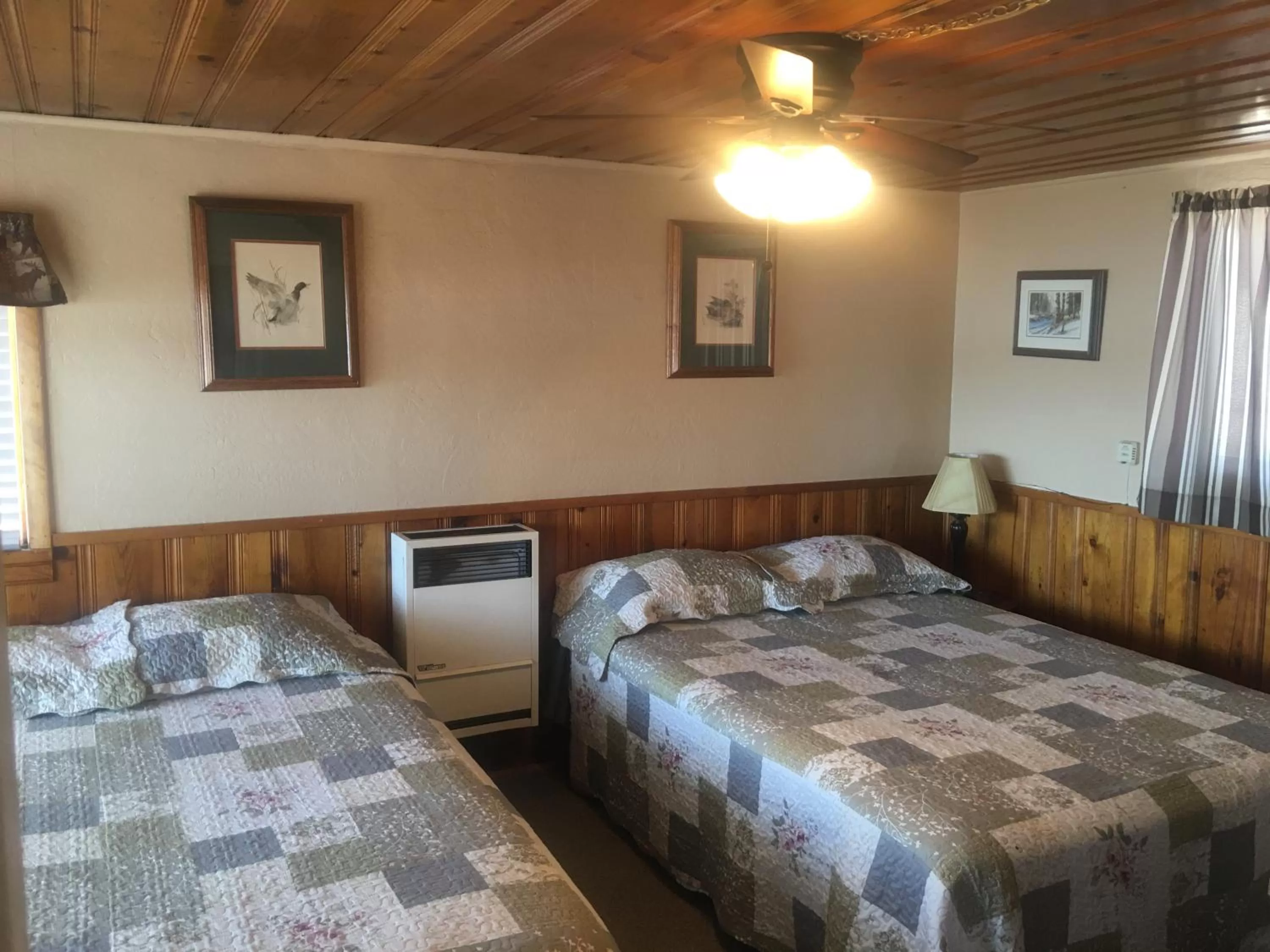 Bedroom, Bed in Rainbows End Fishing Resort