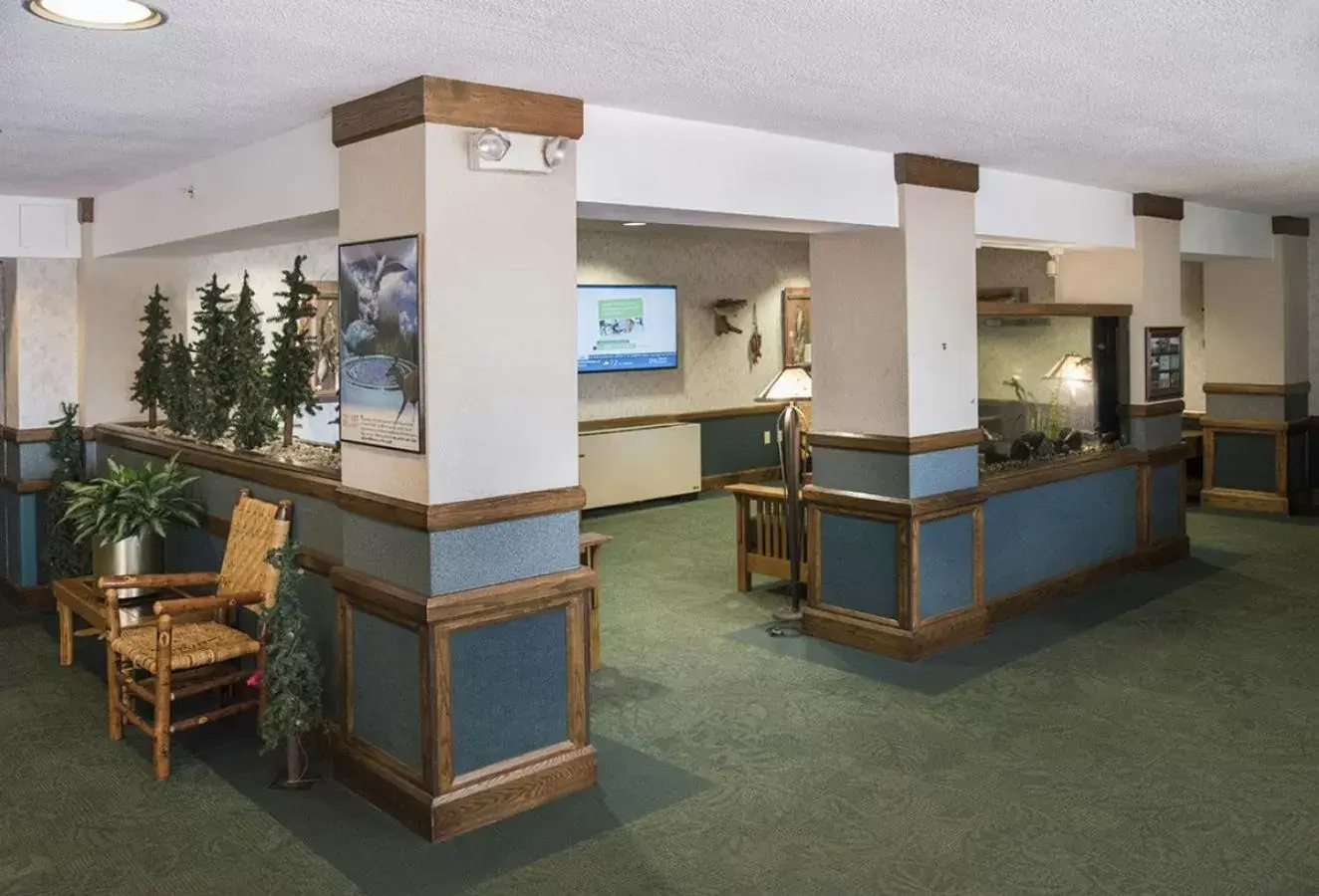 Communal lounge/ TV room, Lobby/Reception in Potawatomi Inn & Cabins