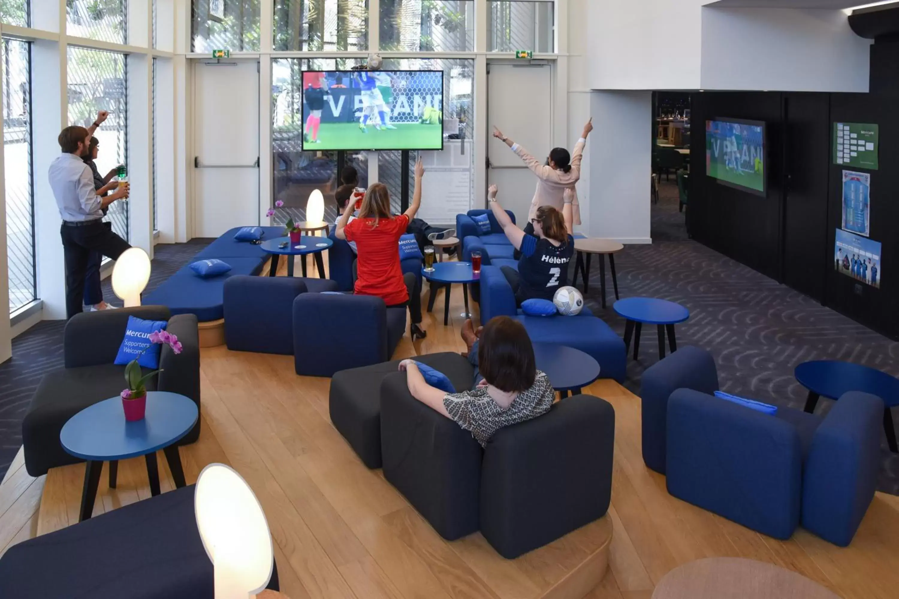 Communal lounge/ TV room in Hotel Mercure Paris Boulogne