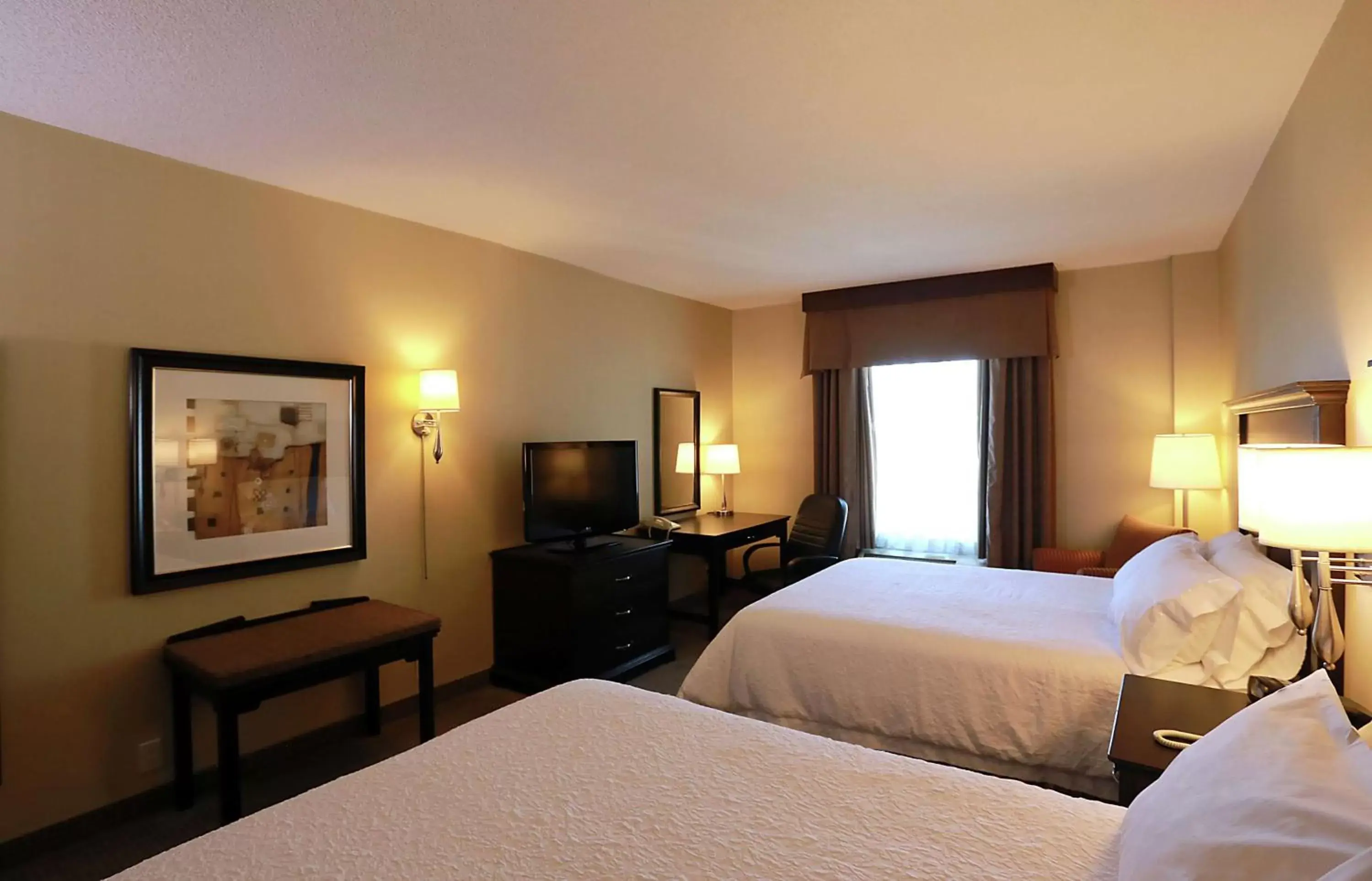 Bedroom, Bed in Hampton Inn & Suites Laval