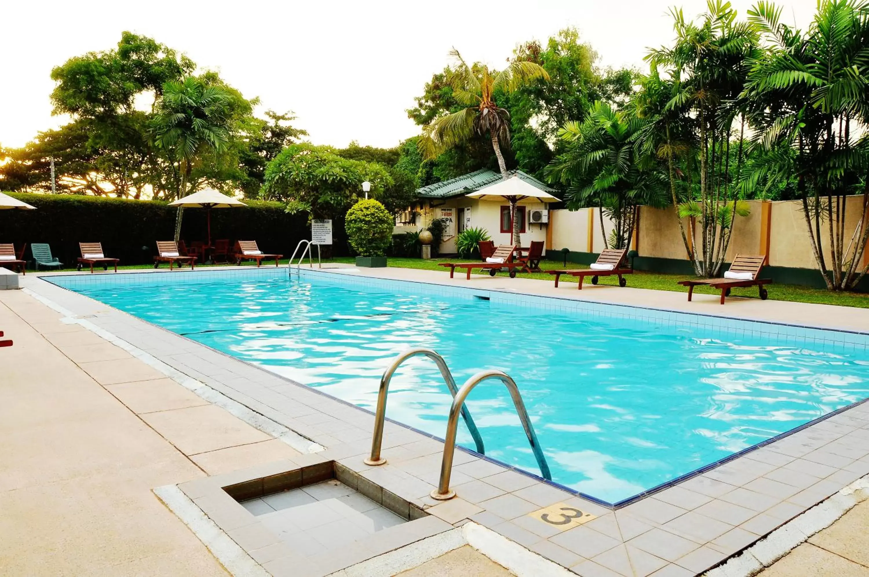 Facade/entrance, Swimming Pool in Ramada Katunayake