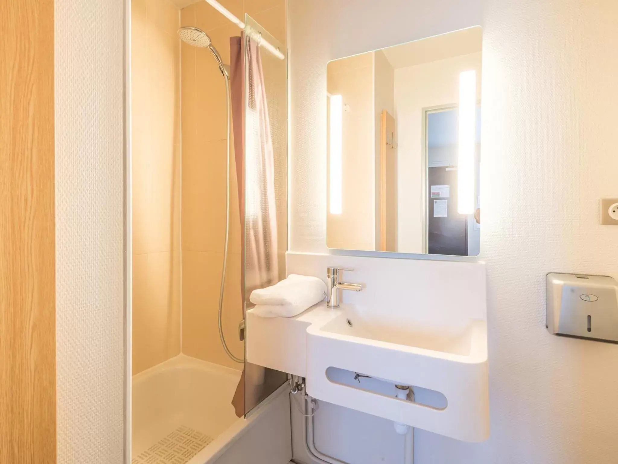 Twin Room in B&B HOTEL Strasbourg Sud Geispolsheim Twin Room in B&B HOTEL Strasbourg Sud Geispolsheim