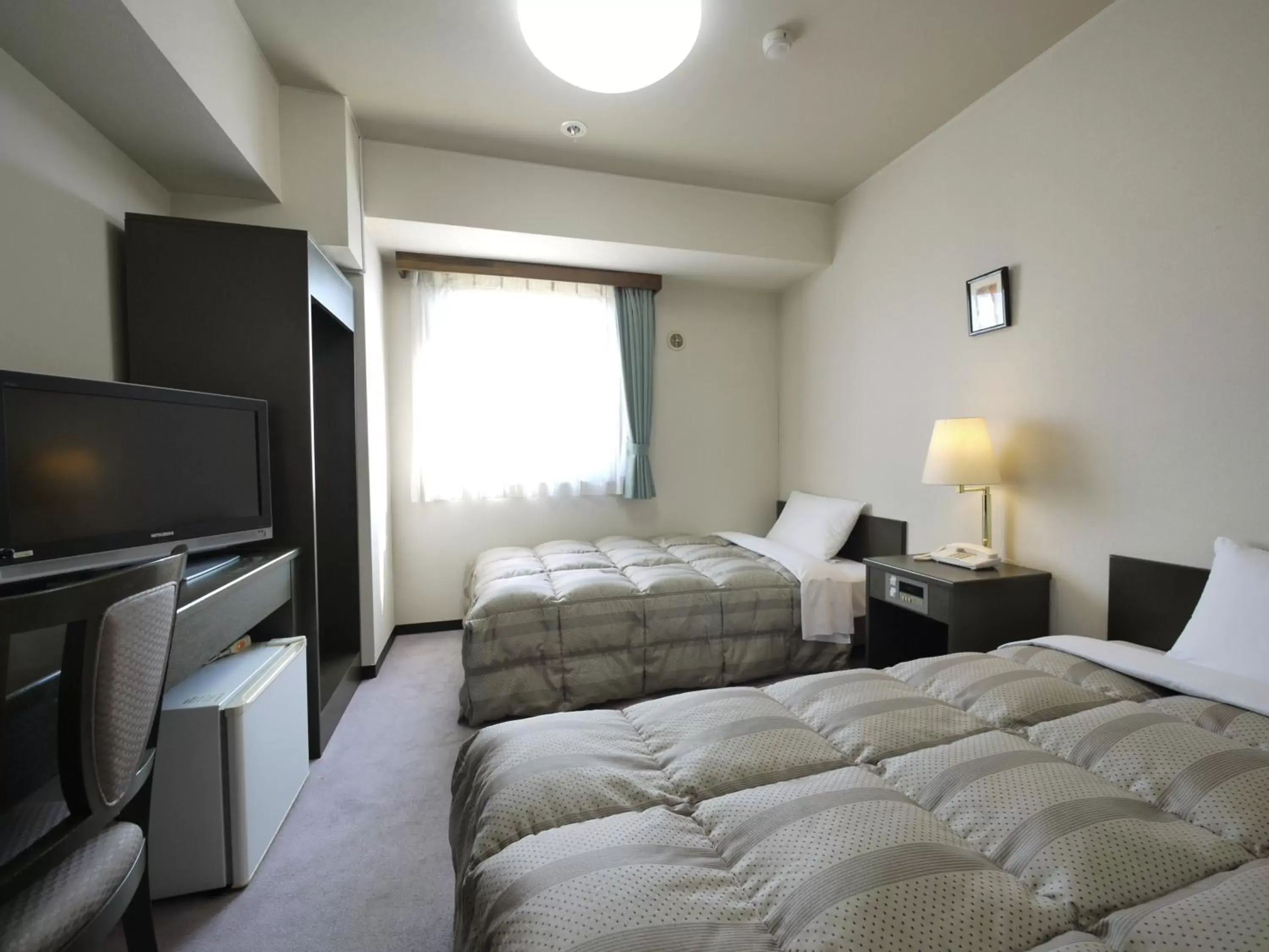 Bed, TV/Entertainment Center in Hotel Route-Inn Gifukencho Minami