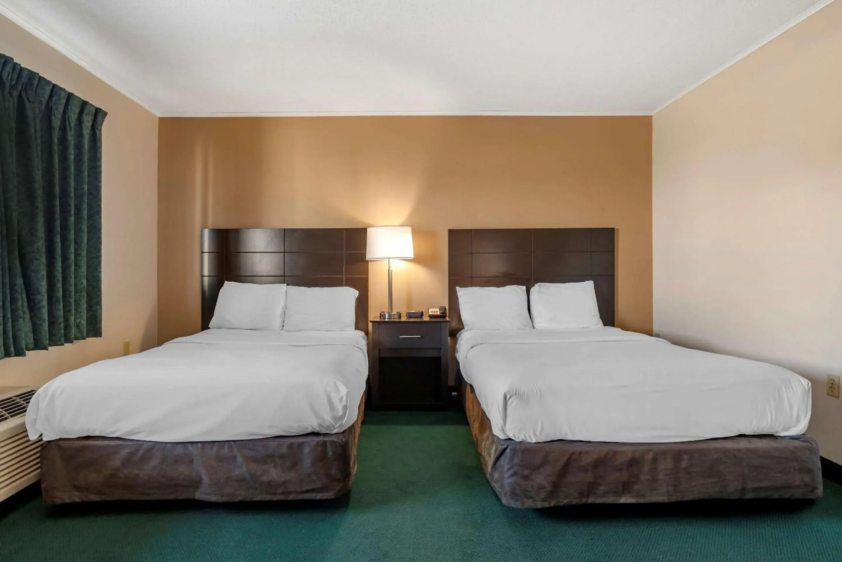 Bedroom, Bed in Rodeway Inn & Suites - Rehoboth Beach