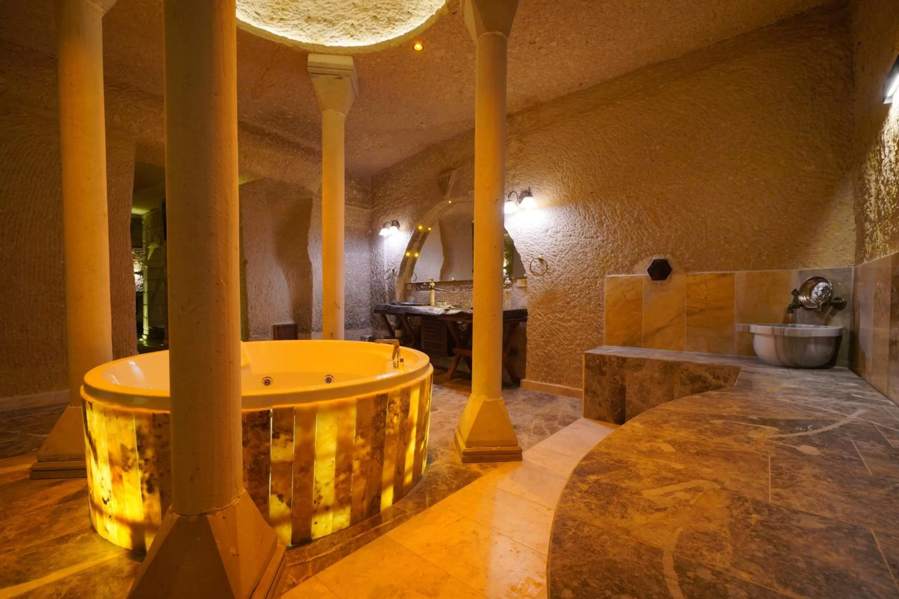 Hot Tub, Bed in Shoestring Cave House