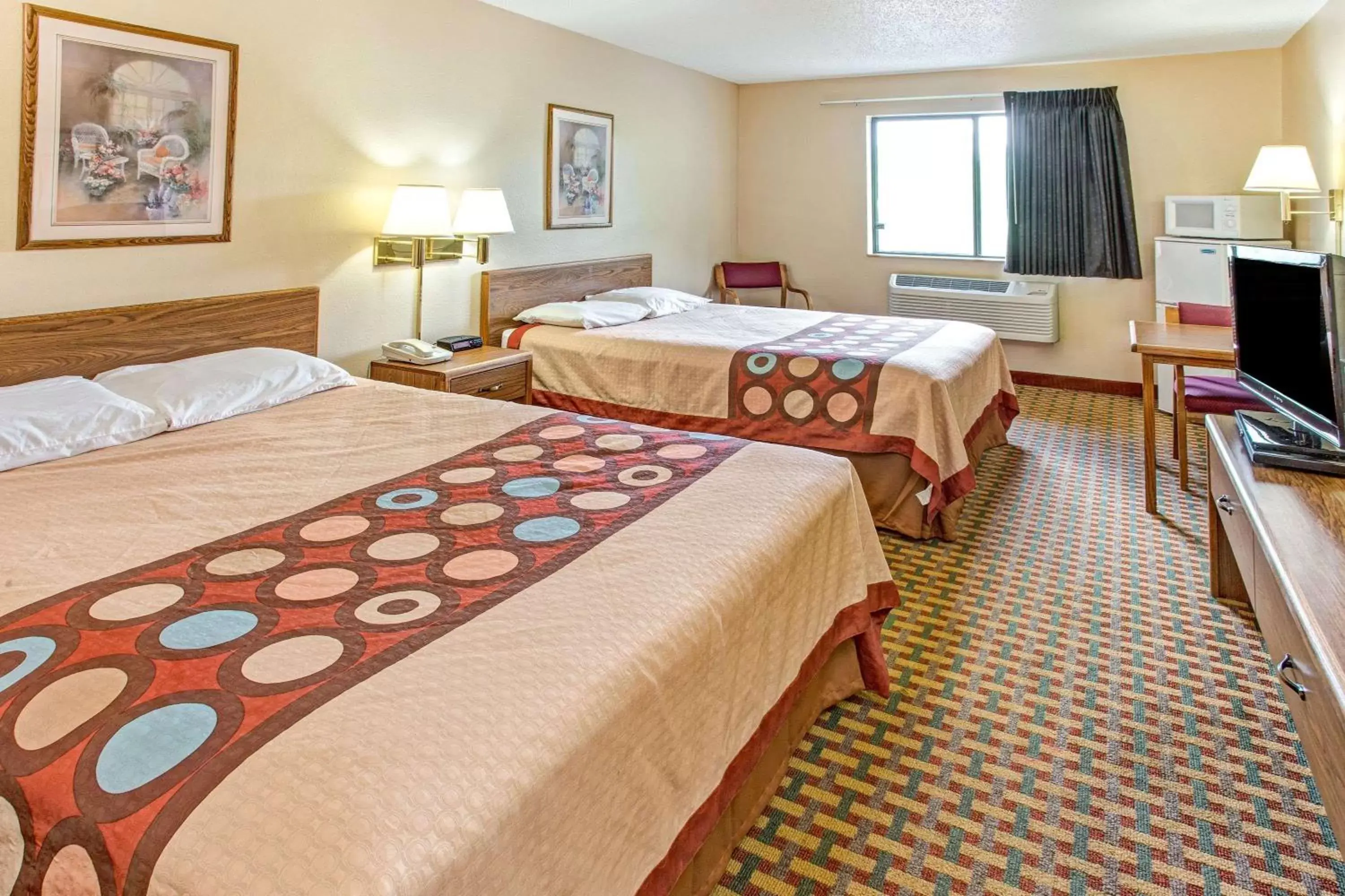 Photo of the whole room, Bed in Super 8 by Wyndham Mt. Vernon