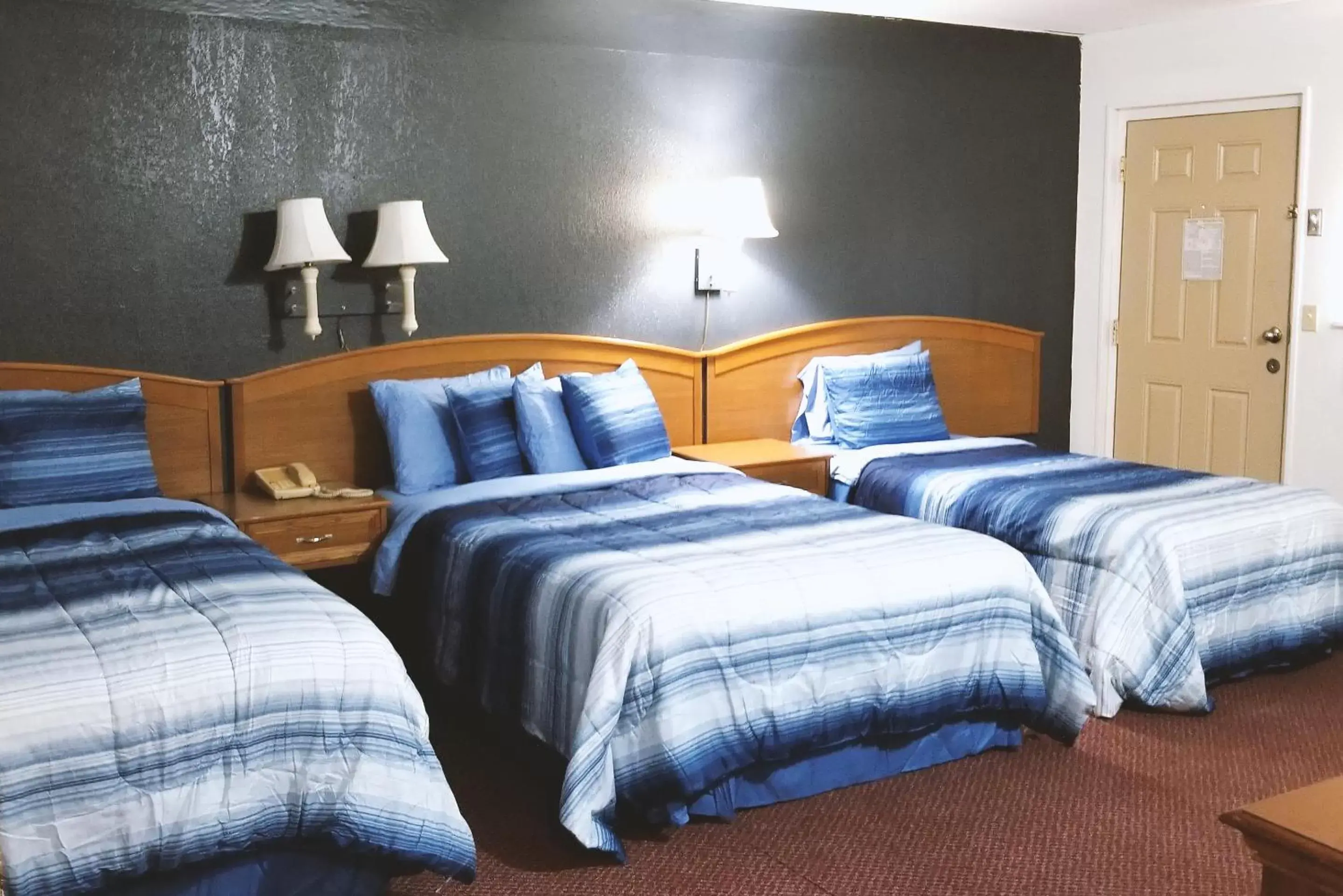Bed in Sky-Palace Inn & Suites Hutchinson
