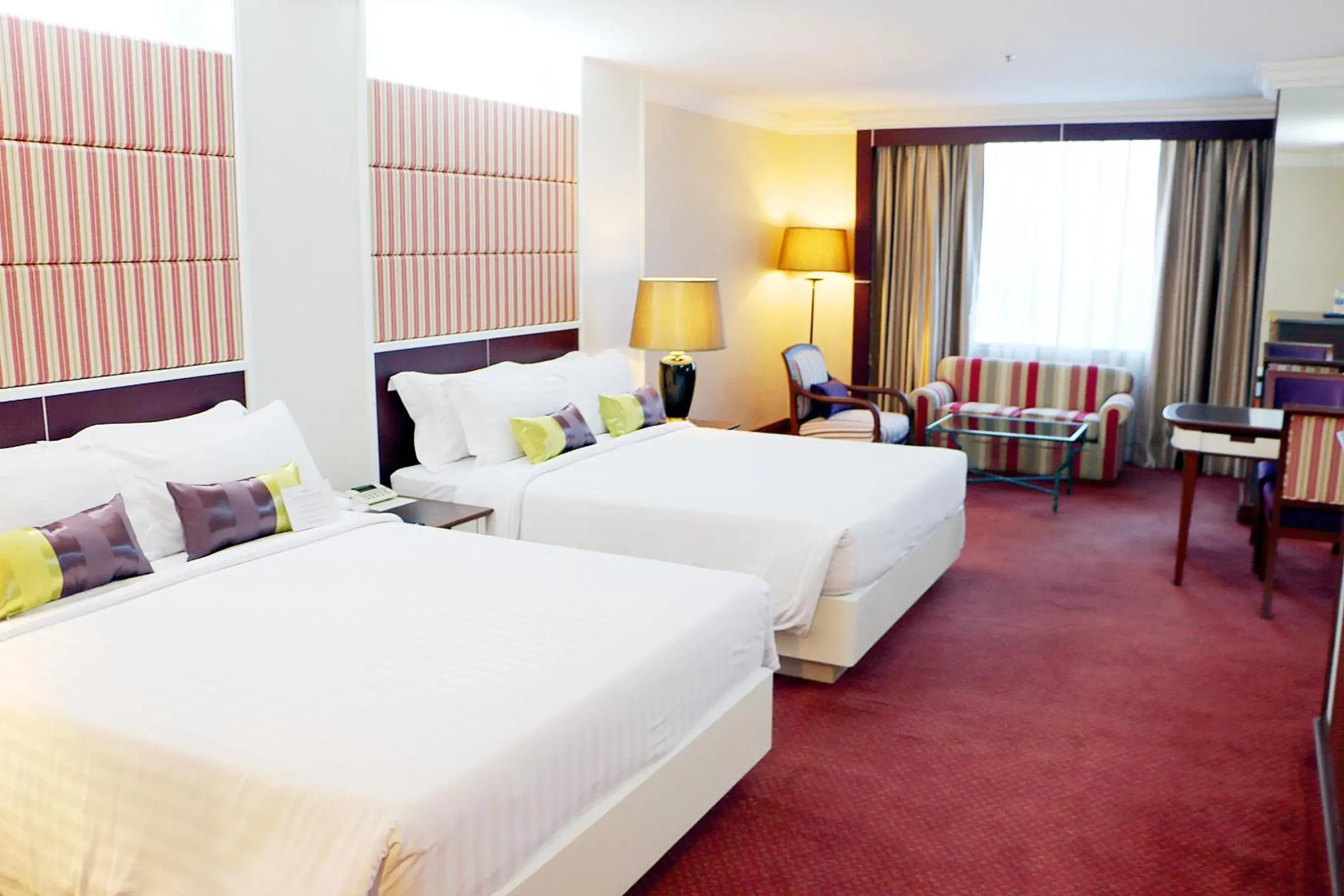 Bed in Golden Tulip Sovereign Hotel Bangkok