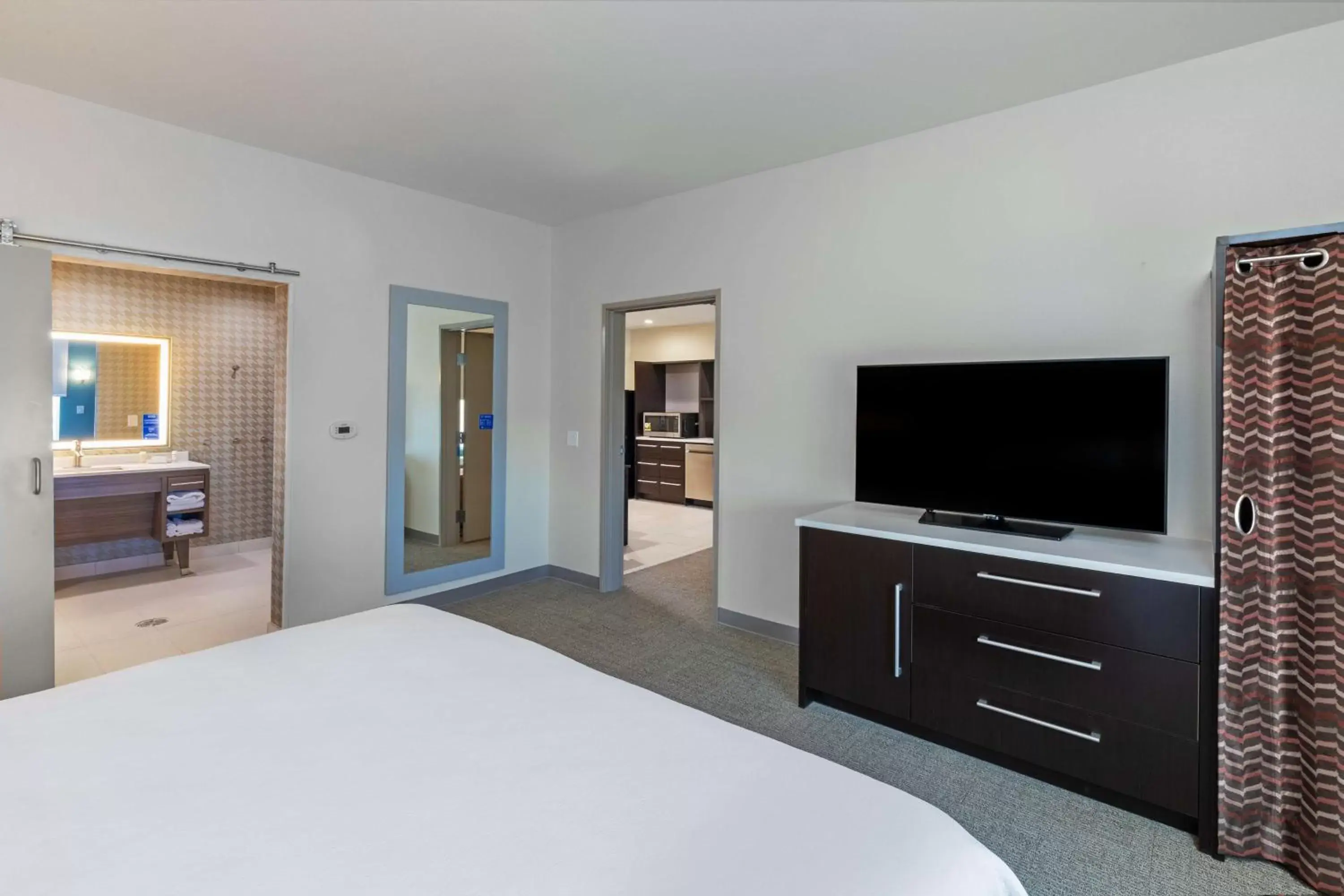 Bedroom, TV/Entertainment Center in Home2 Suites By Hilton Midland East, Tx