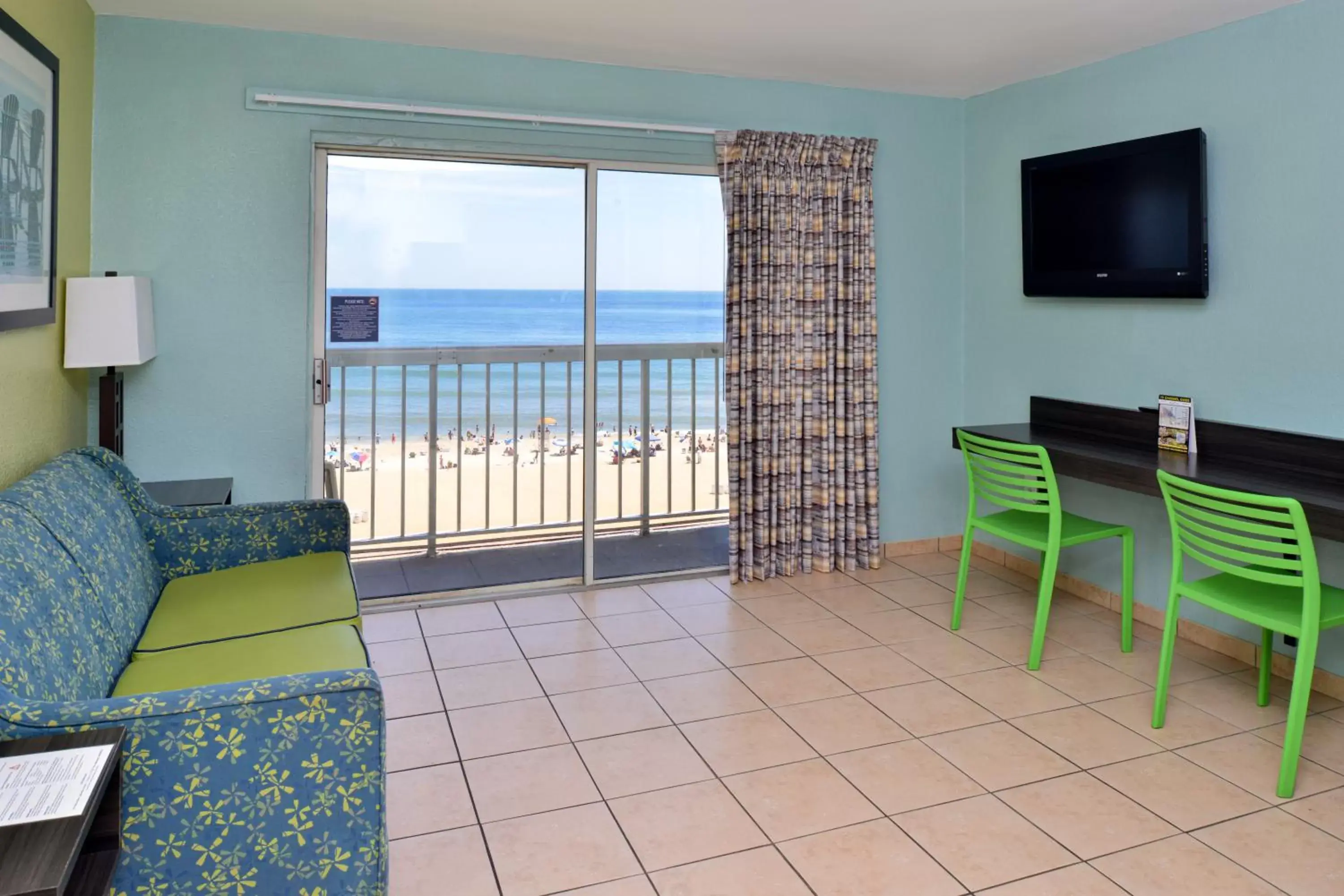 Communal lounge/ TV room, Sea View in SureStay Studio by Best Western Virginia Beach Oceanfront