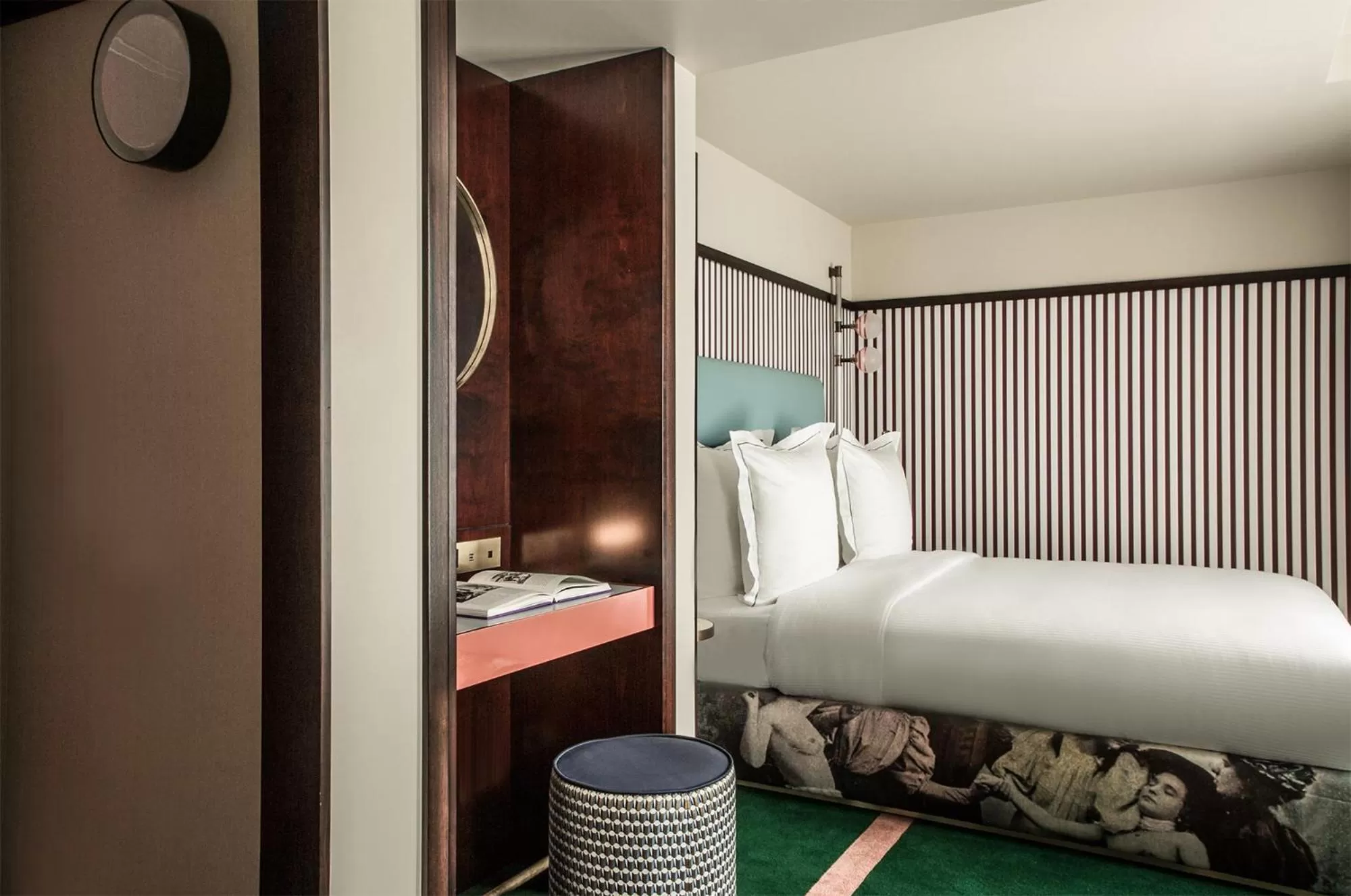 Bed in Hôtel du Rond-point des Champs-Élysées - Esprit de France