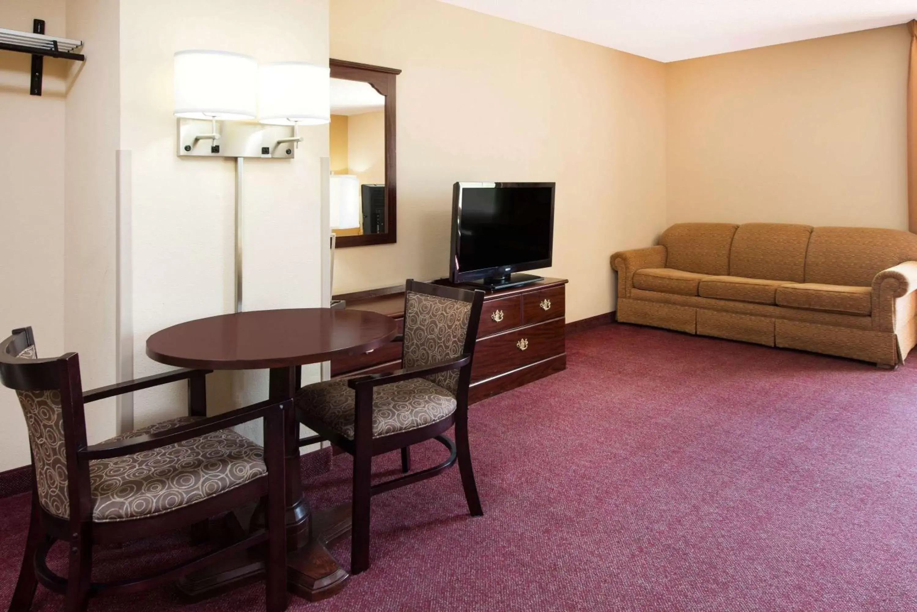 Living room, TV/Entertainment Center in Super 8 by Wyndham Lamar