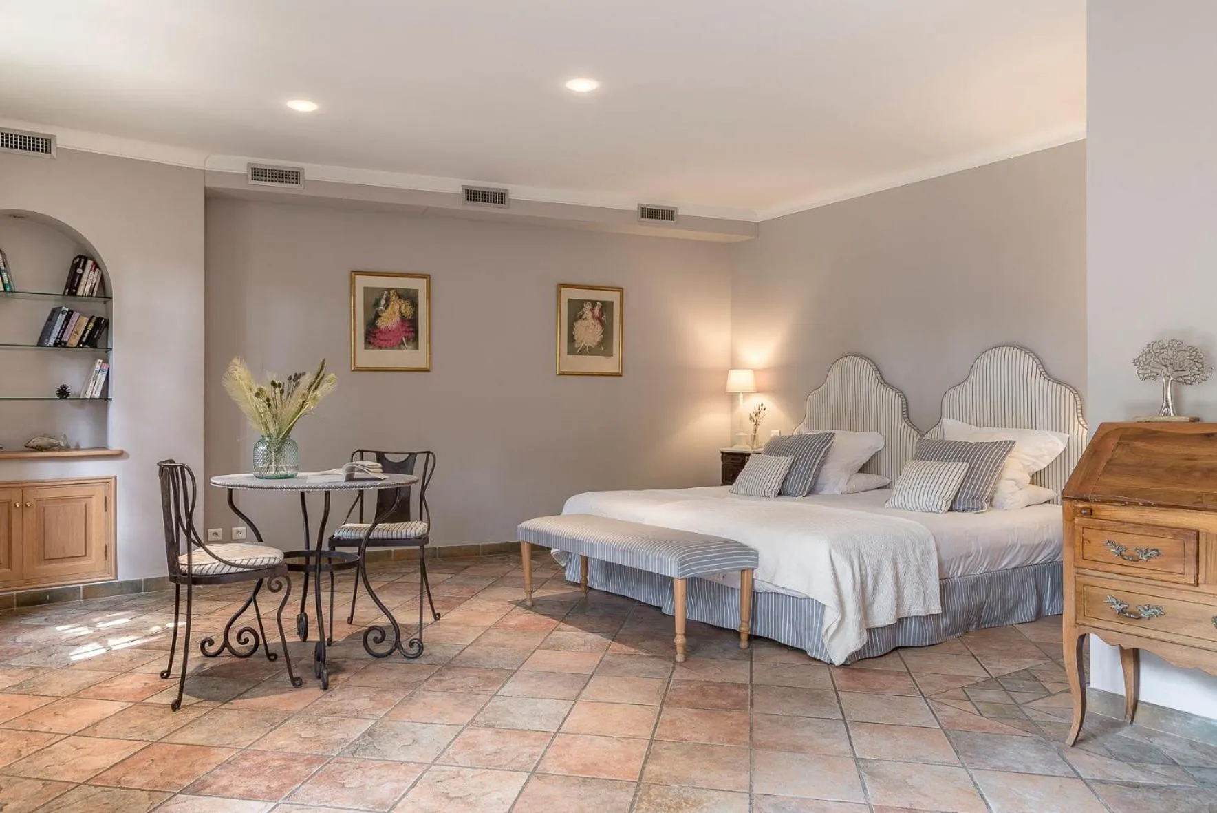 Property building, Bed in Hôtel la Magnaneraie