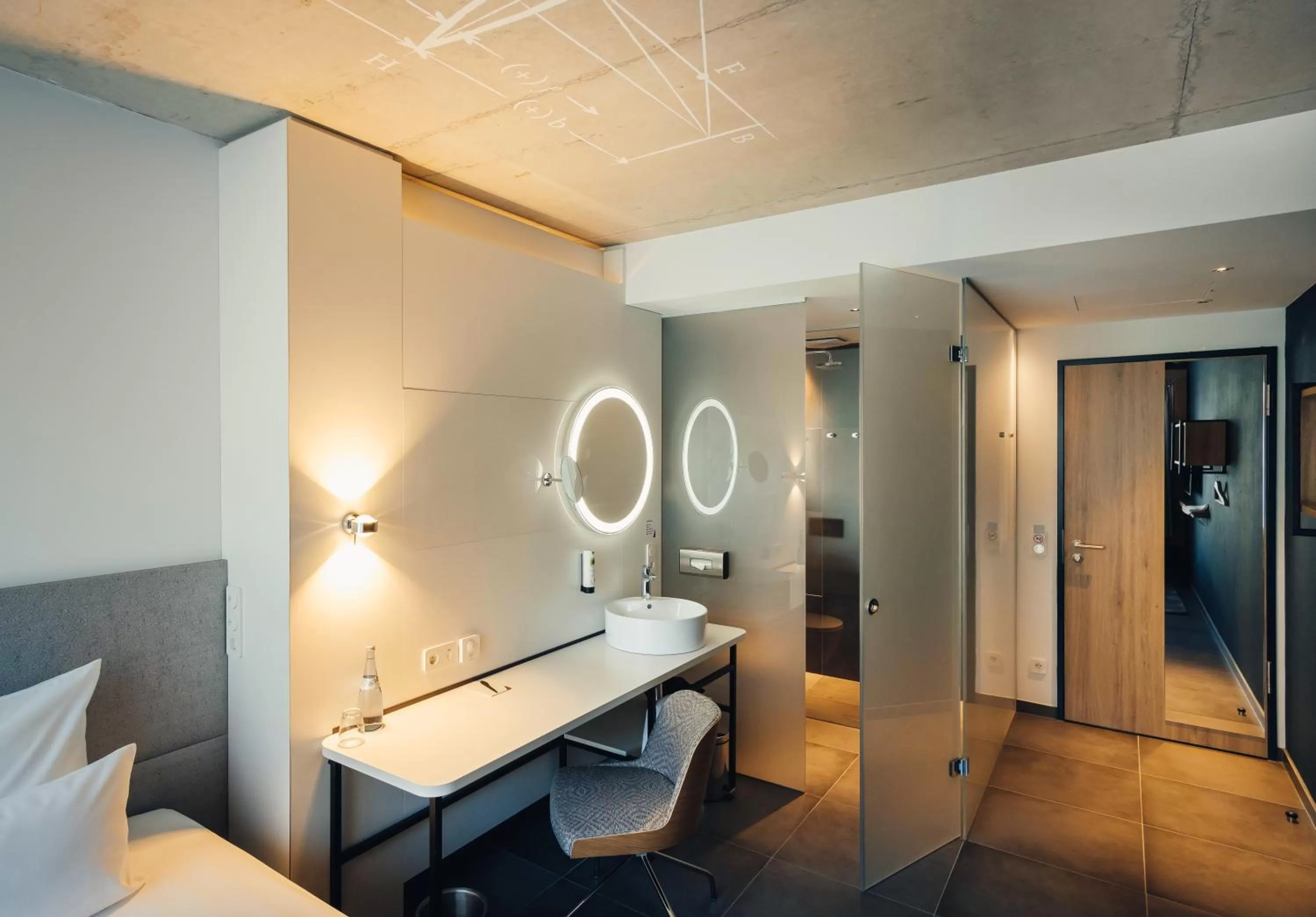 Shower, Bed in VILOTEL - Hotel & Restaurant