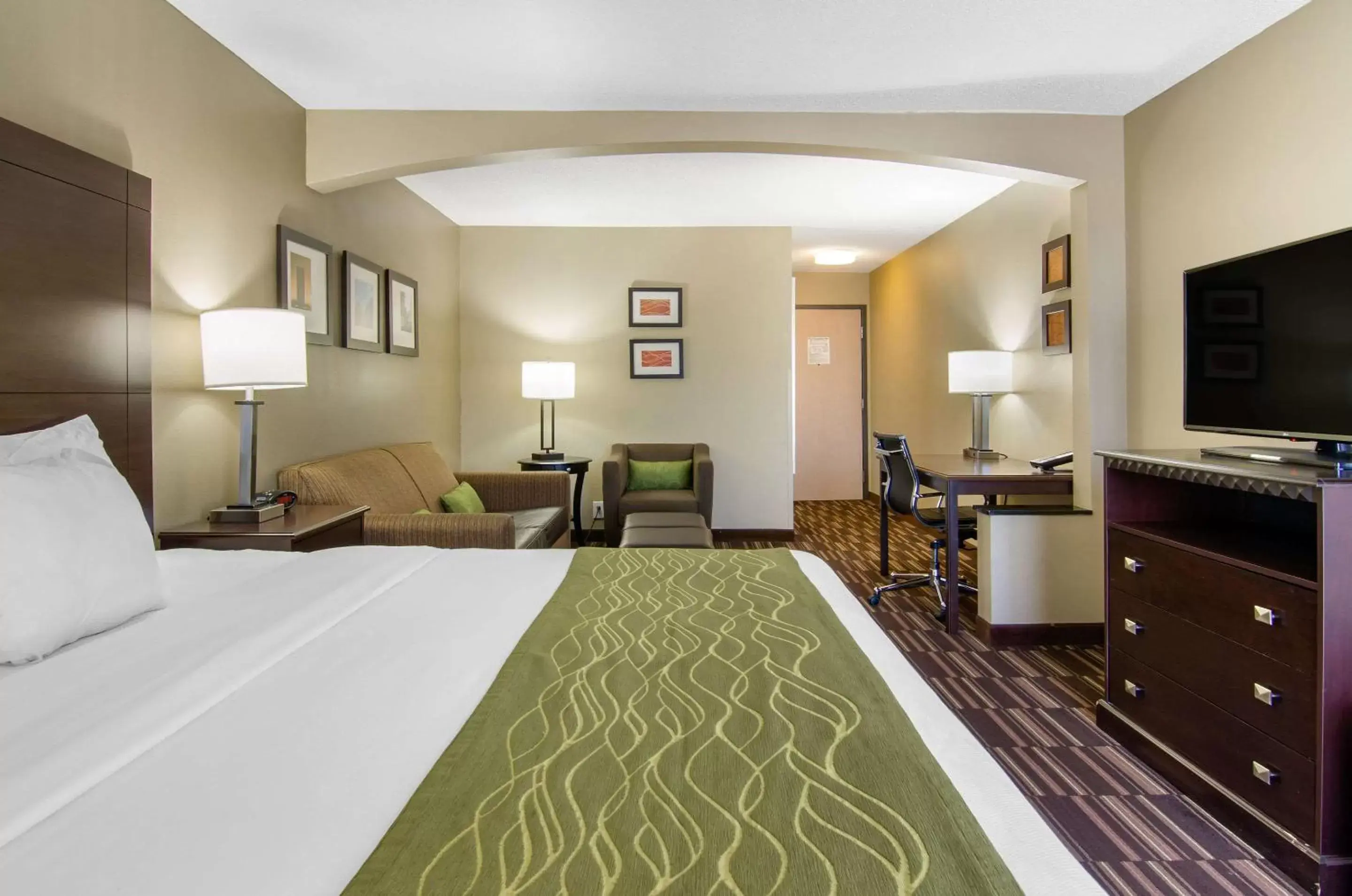 Photo of the whole room in Comfort Inn & Suites Near Worlds of Fun