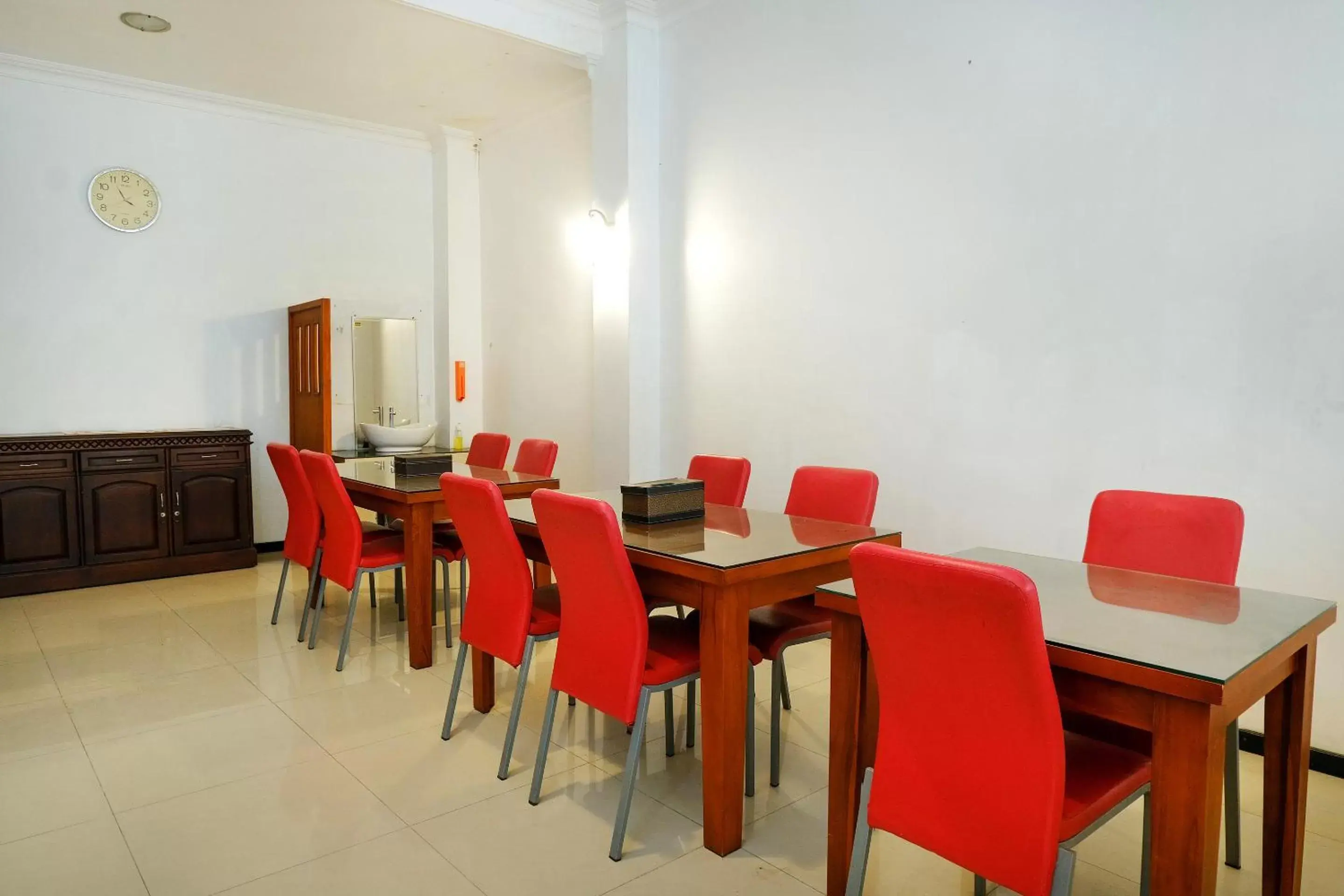 Lobby or reception, Dining Area in Capital O 514 Omah Pari Boutique Hotel