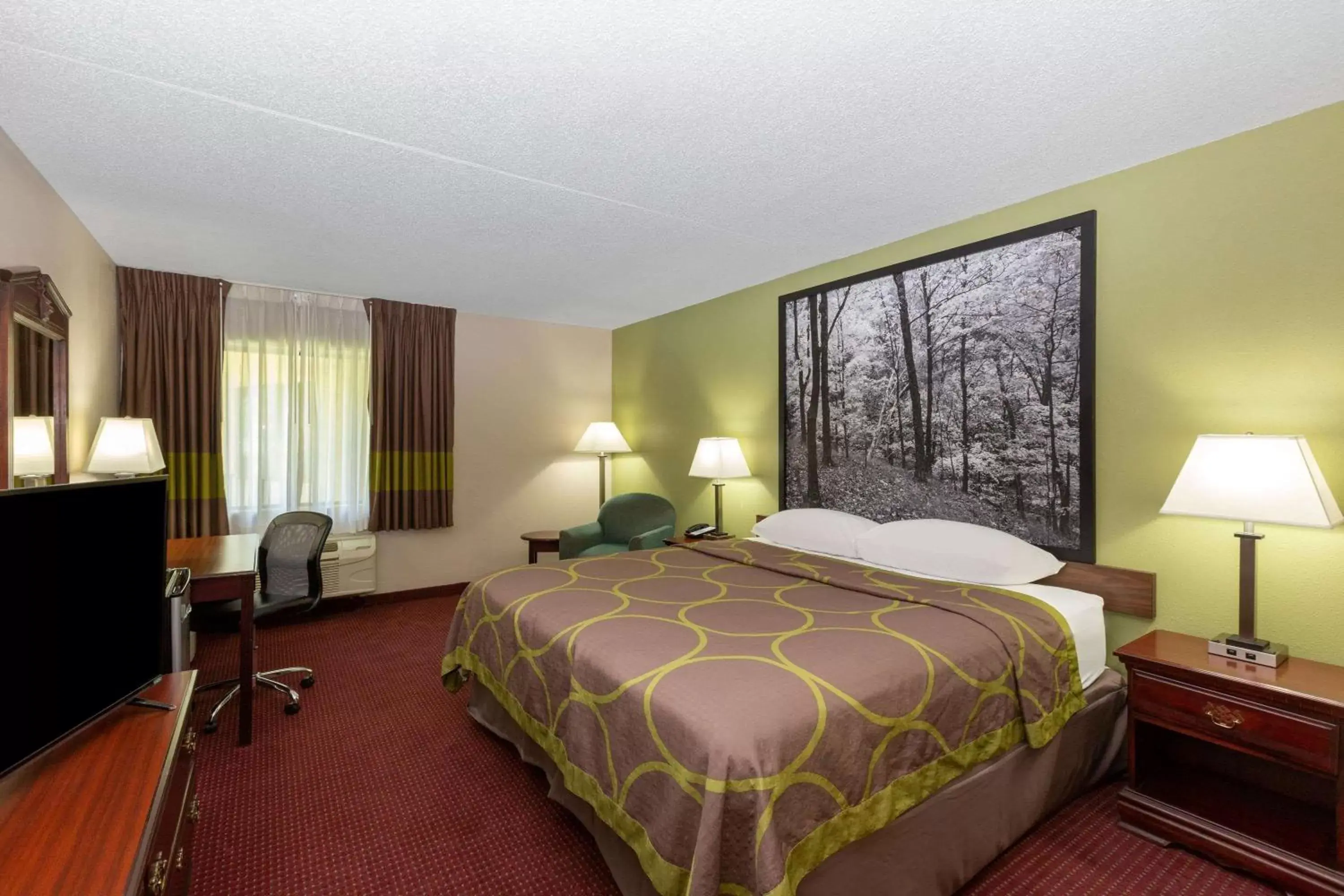 Photo of the whole room, Bed in Super 8 by Wyndham Eureka Springs