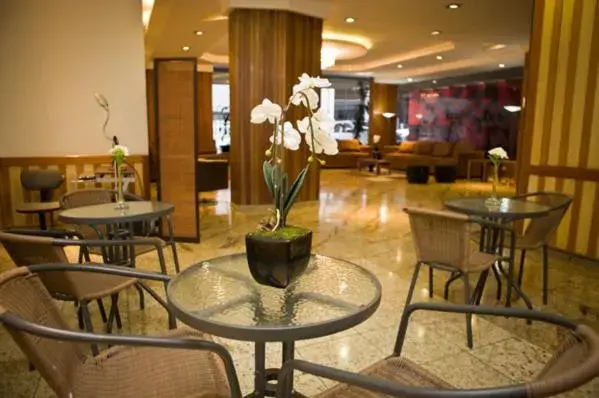 Breakfast, Lounge/Bar in Carillon Plaza Hotel