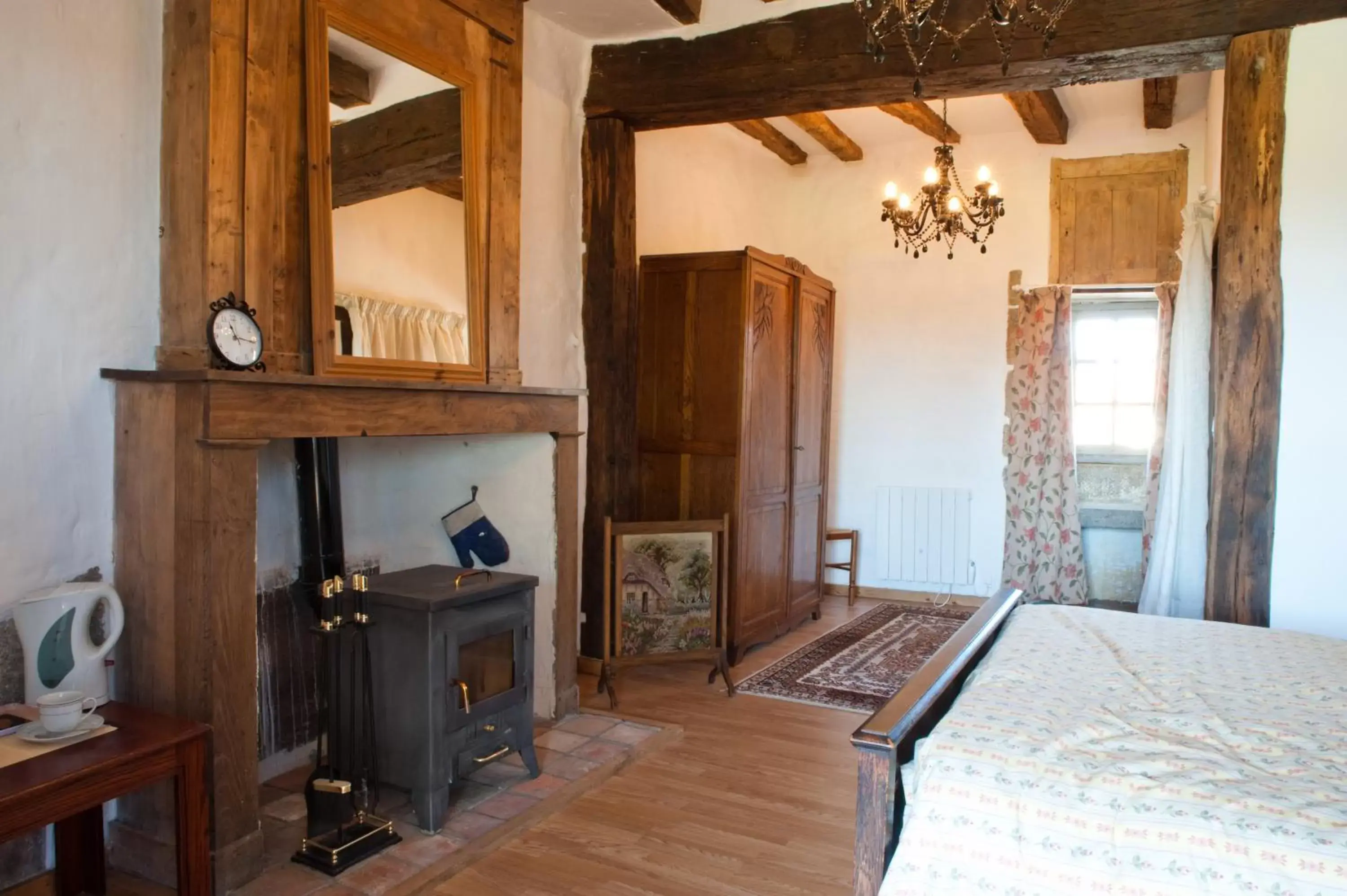 Decorative detail, TV/Entertainment Center in L'Ancien Presbytère Chambres D'hote ou Gite