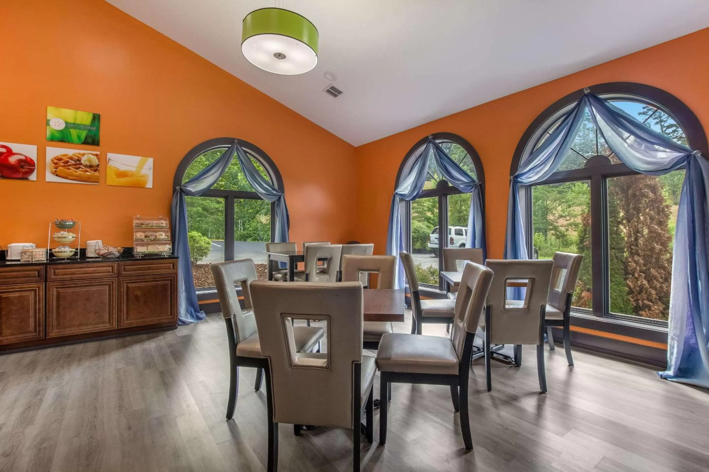 Restaurant/places to eat in Quality Inn London North