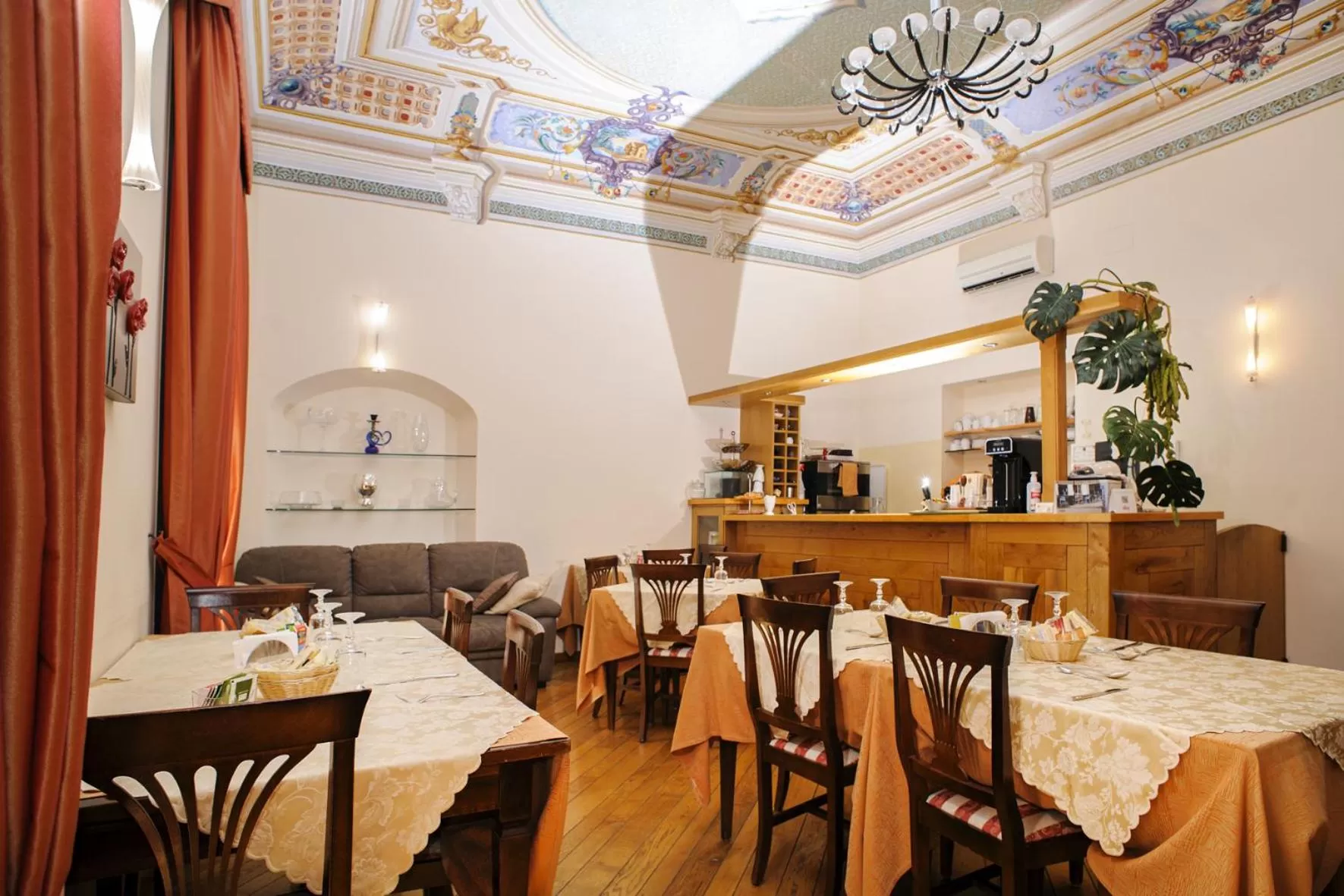 Restaurant/places to eat in Hotel Medici