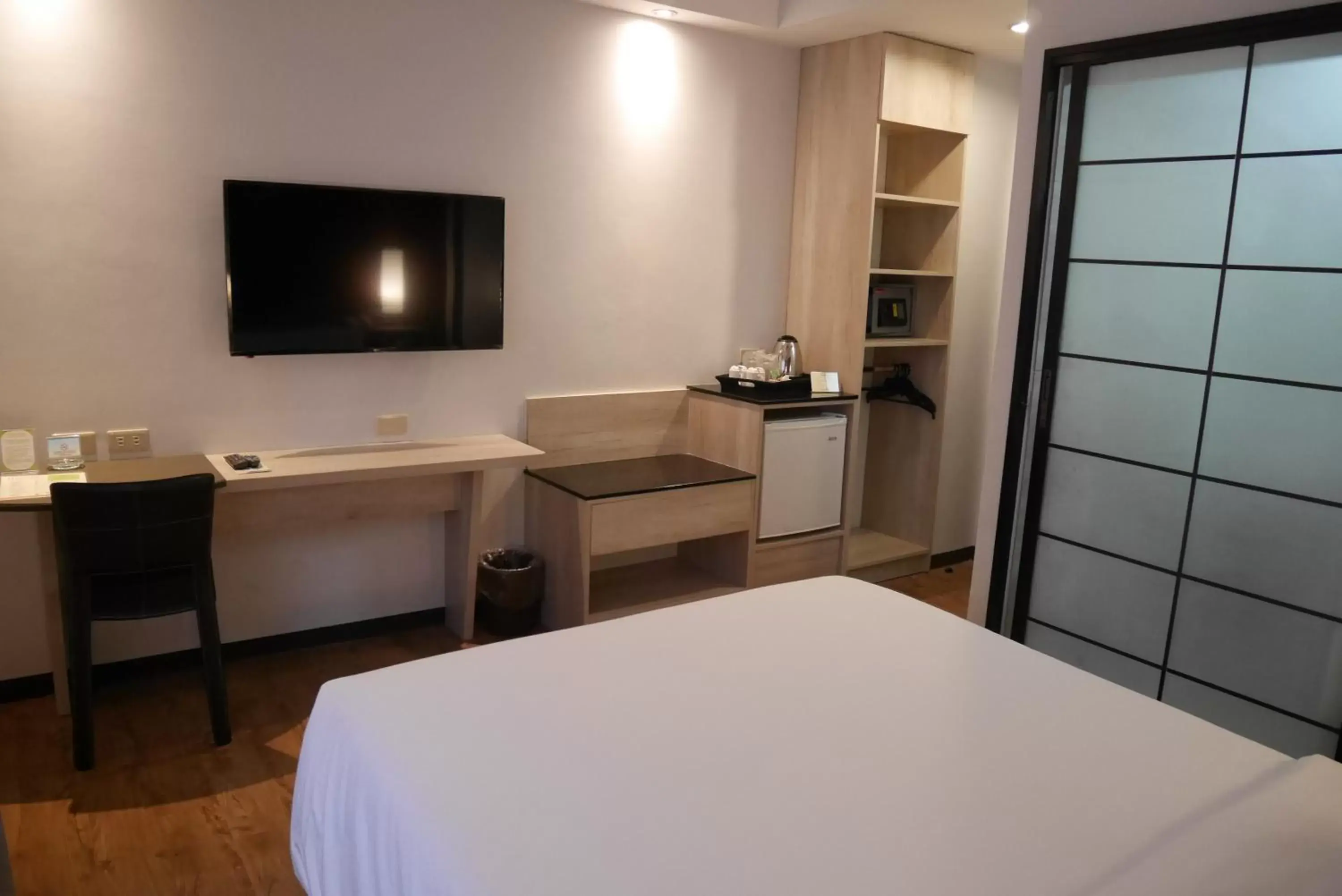 TV and multimedia, TV/Entertainment Center in Circle Inn Hotel and Suites Bacolod