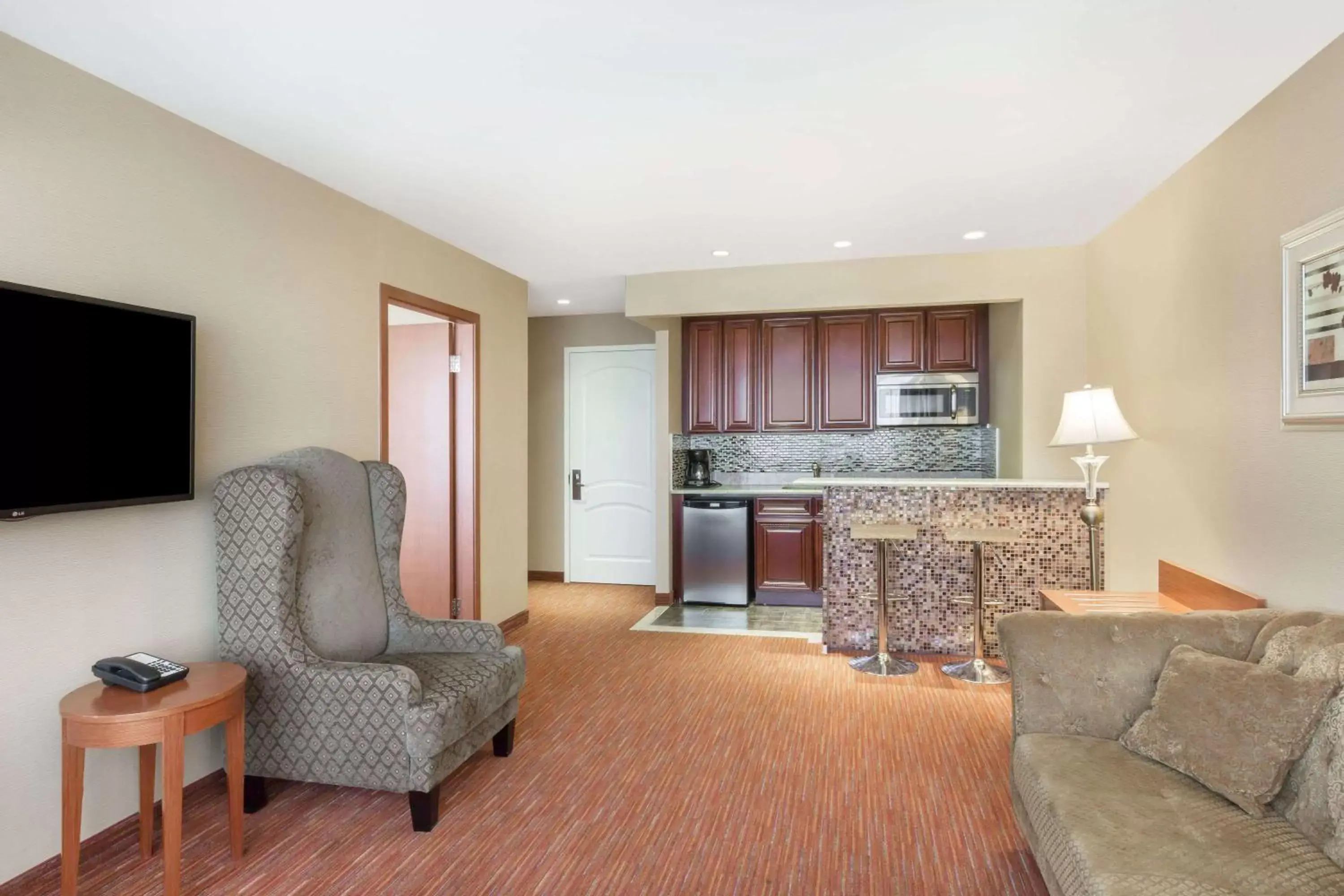 Photo of the whole room, Seating Area in Ramada by Wyndham Flushing Queens