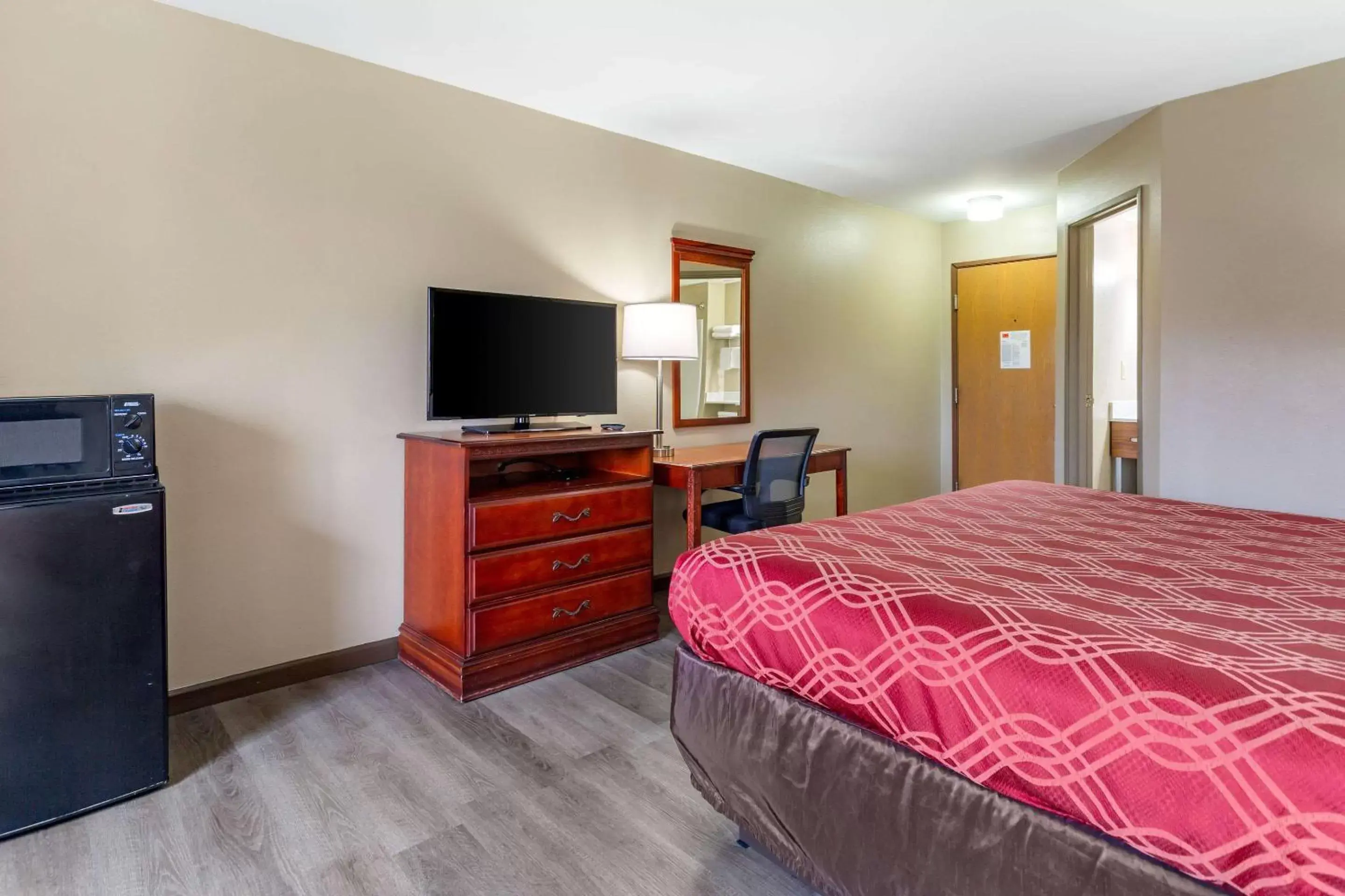 Photo of the whole room, TV/Entertainment Center in Econo Lodge Inn and Suites