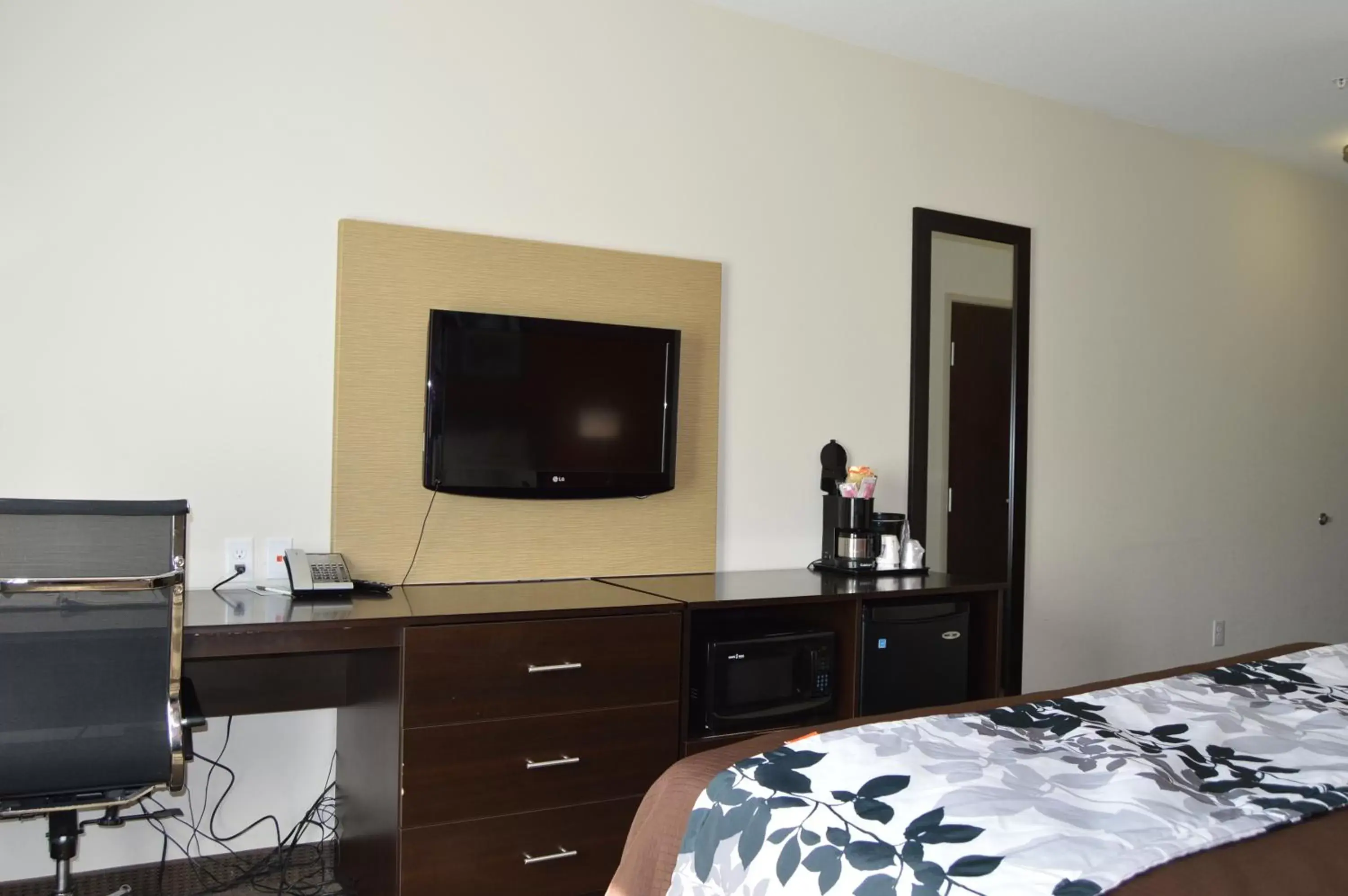Bedroom, TV/Entertainment Center in Sleep Inn & Suites Elk City