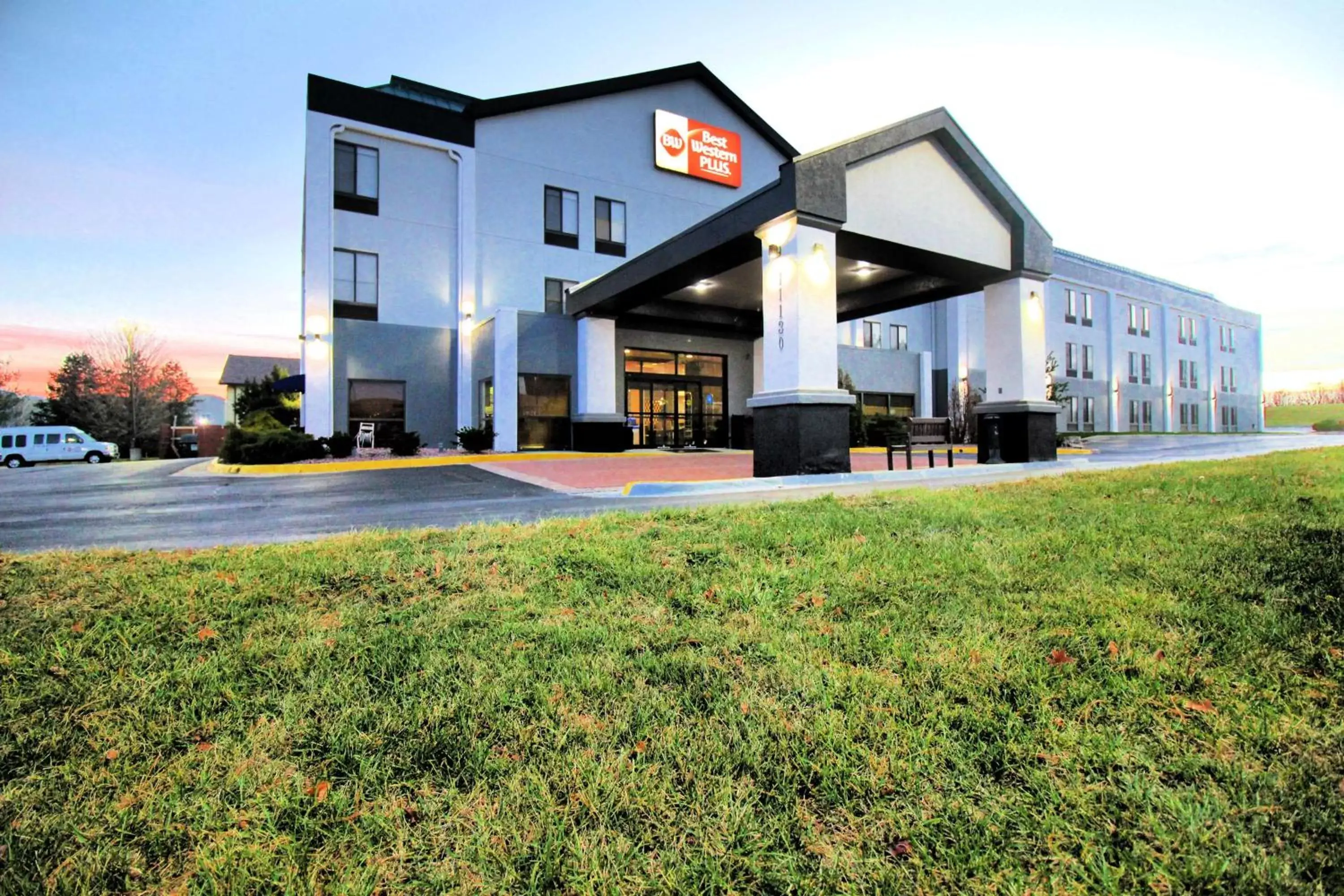 Property building in Best Western Plus Kansas City Airport - KCI East