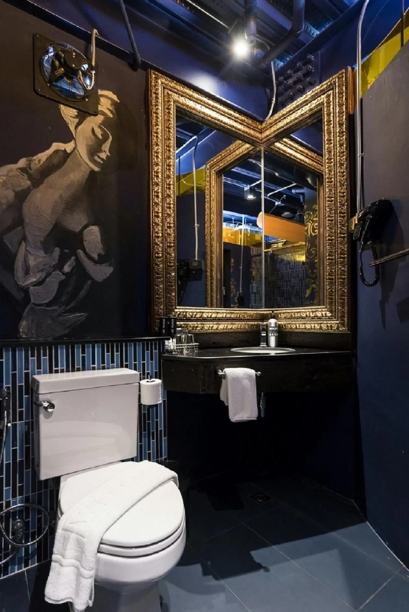 Bathroom in Mestyle Garage Hotel