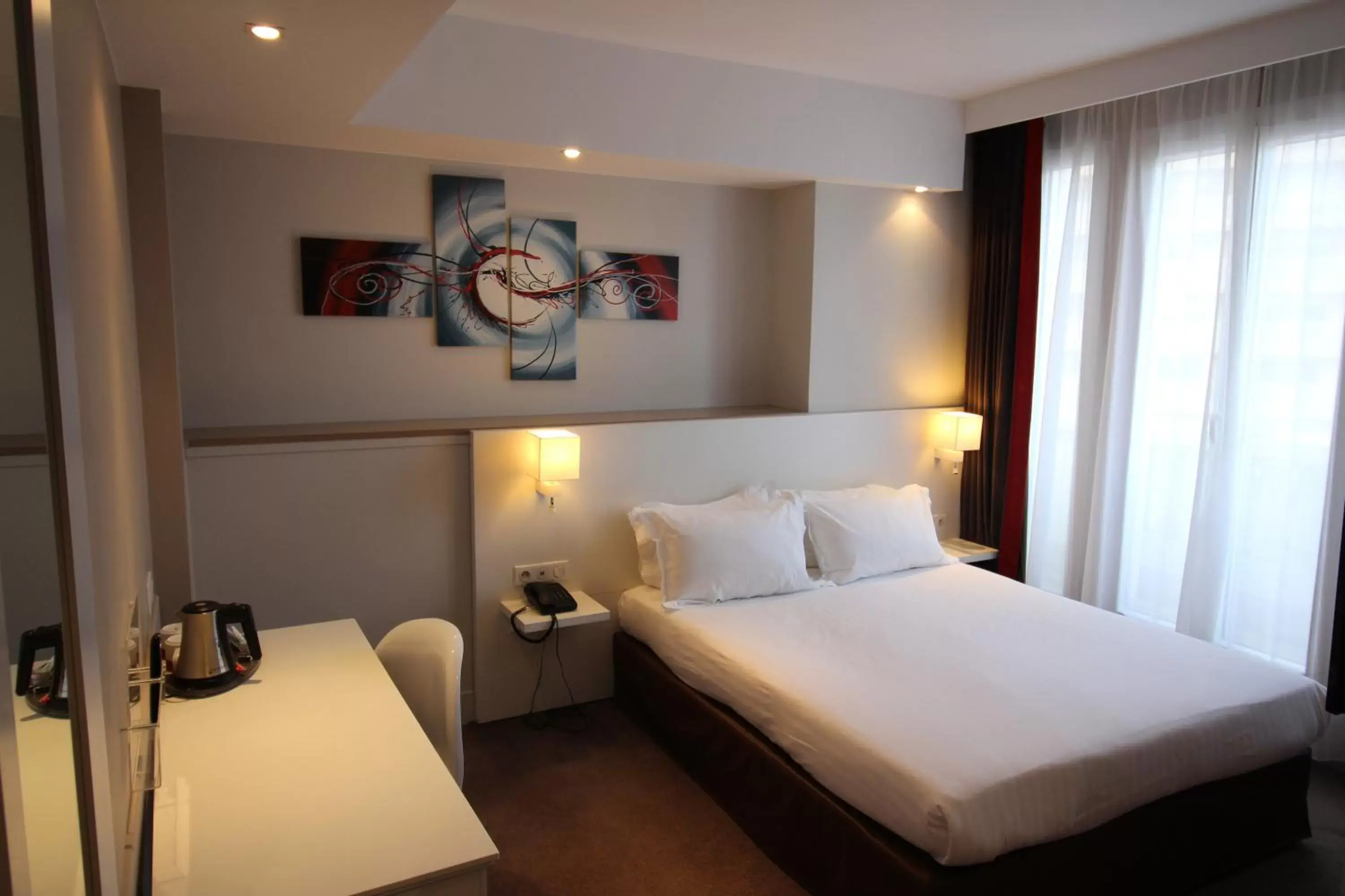 Photo of the whole room, Bed in Holiday Inn Paris-Auteuil, an IHG Hotel