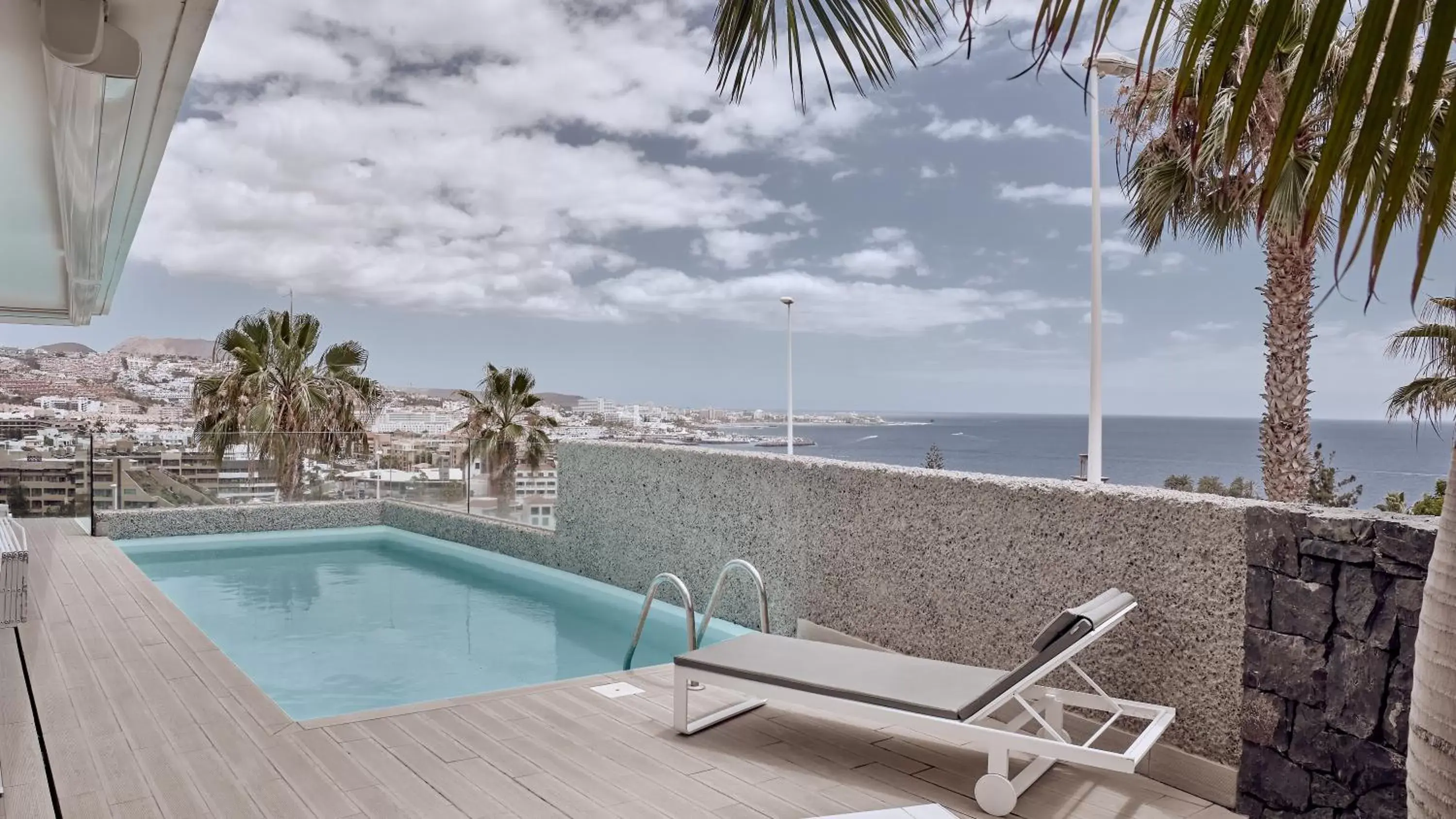 Swimming Pool in Hotel Baobab Suites