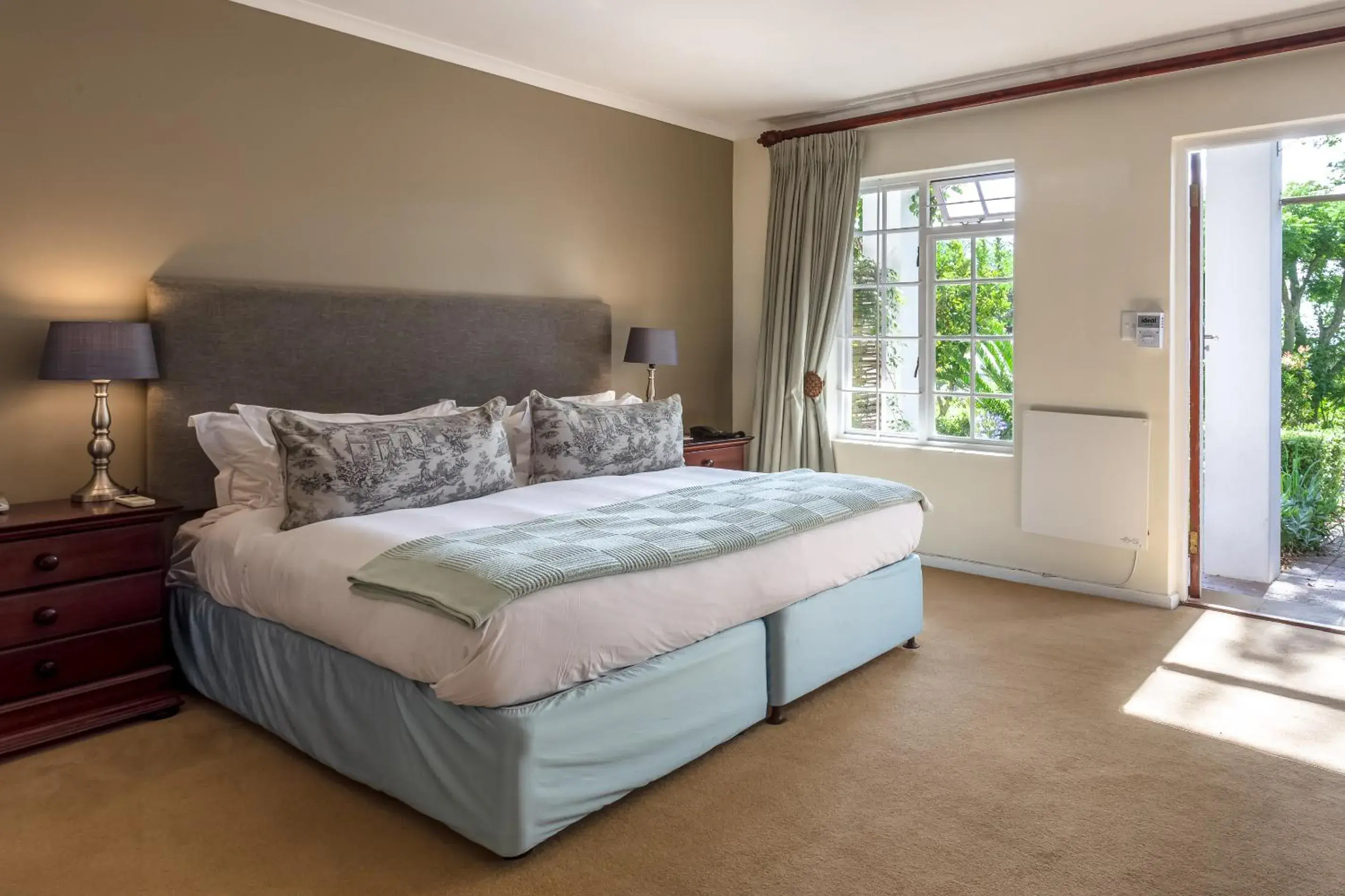 Bed in Wedgeview Country House & Spa