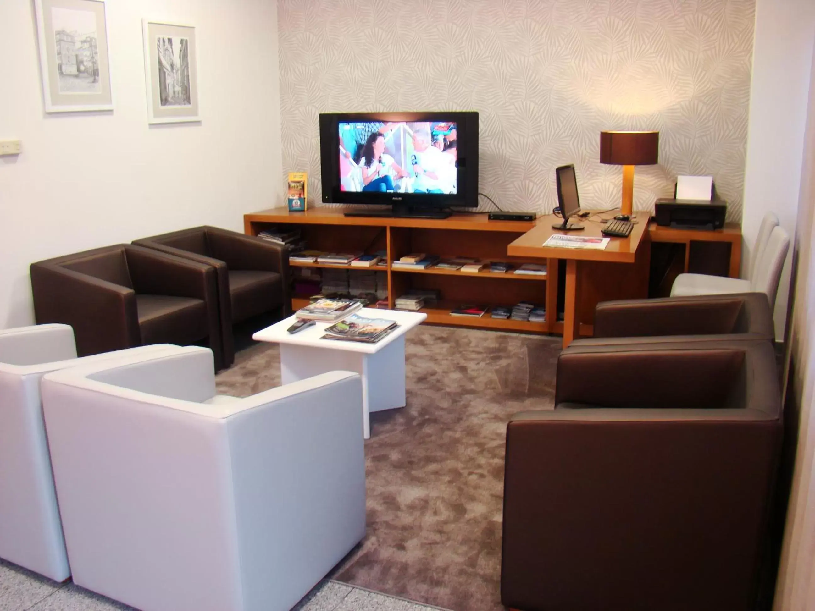 Communal lounge/ TV room, TV/Entertainment Center in Seculo Hotel